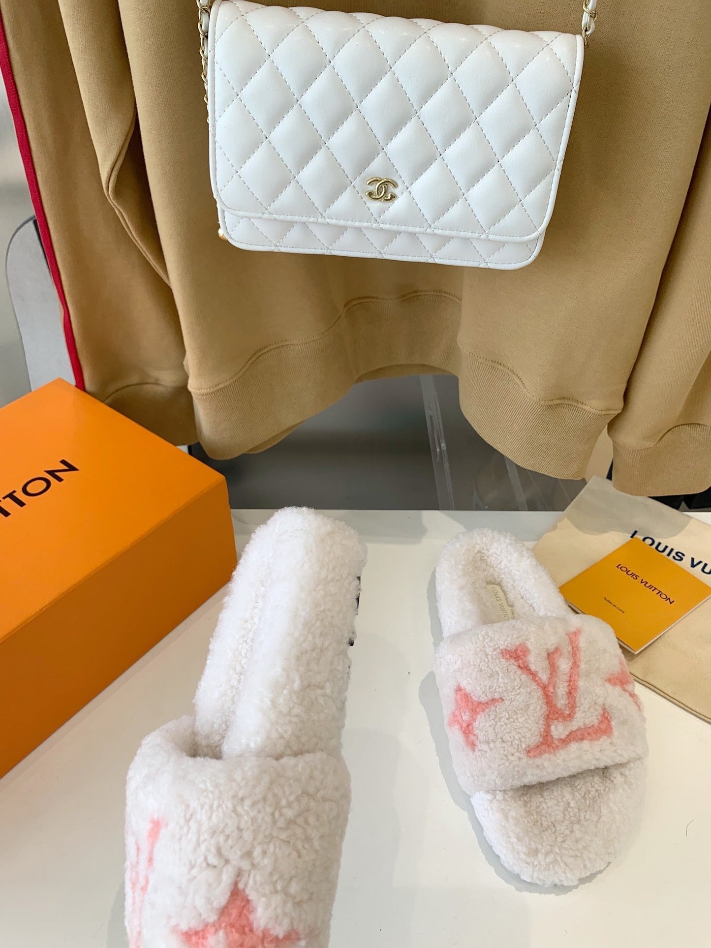 LV WOMEN'S PASEO FLAT SLIPPER IN WHITE FLEECE WITH LIGHT PINK LOGO - 35