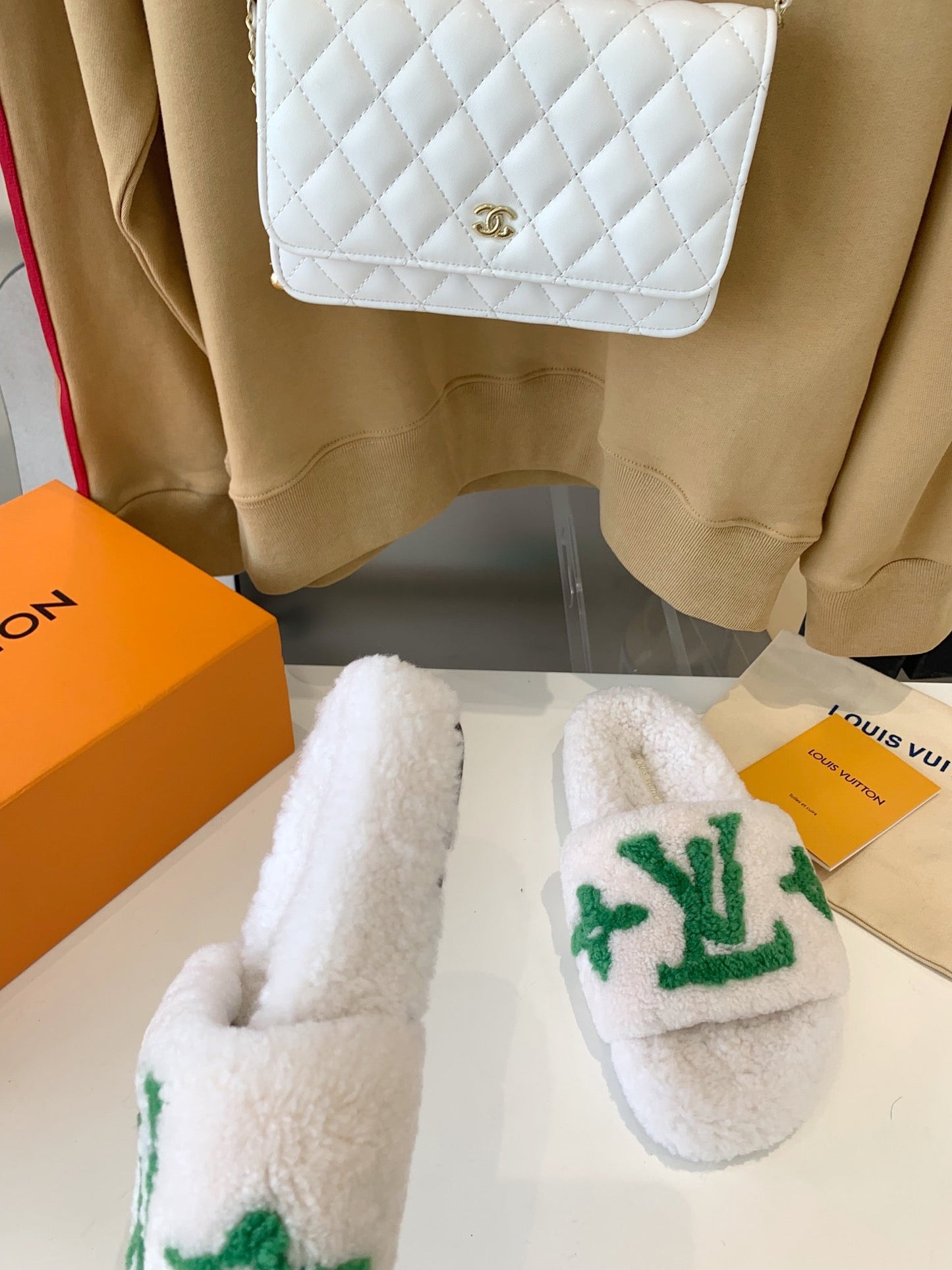 LV WOMEN'S PASEO FLAT SLIPPER IN WHITE FLEECE WITH GREEN LOGO - 35