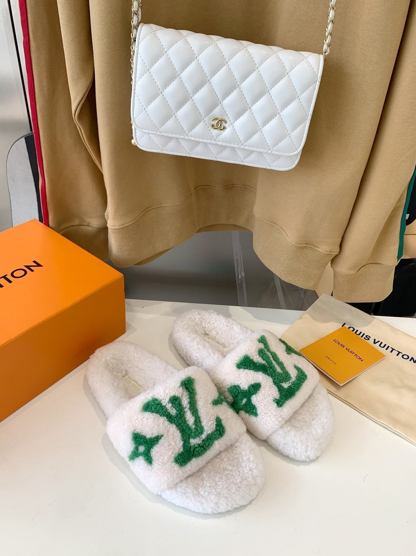 LV WOMEN'S PASEO FLAT SLIPPER IN WHITE FLEECE WITH GREEN LOGO - 35