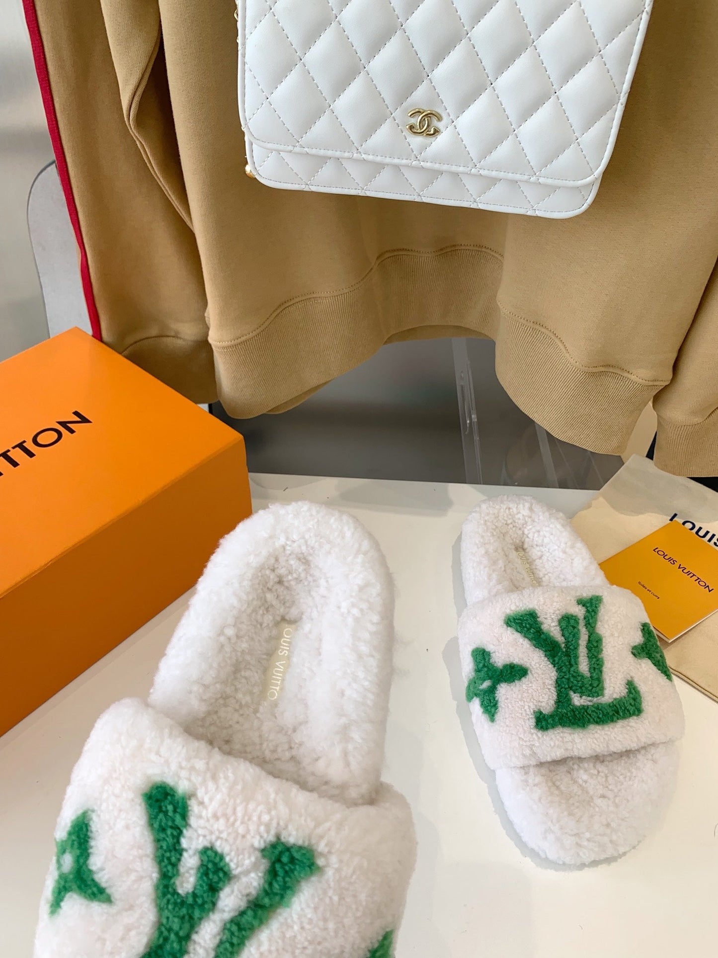 LV WOMEN'S PASEO FLAT SLIPPER IN WHITE FLEECE WITH GREEN LOGO - 35