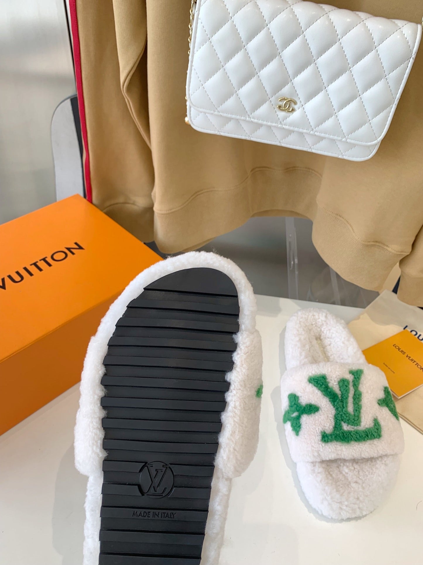 LV WOMEN'S PASEO FLAT SLIPPER IN WHITE FLEECE WITH GREEN LOGO - 35