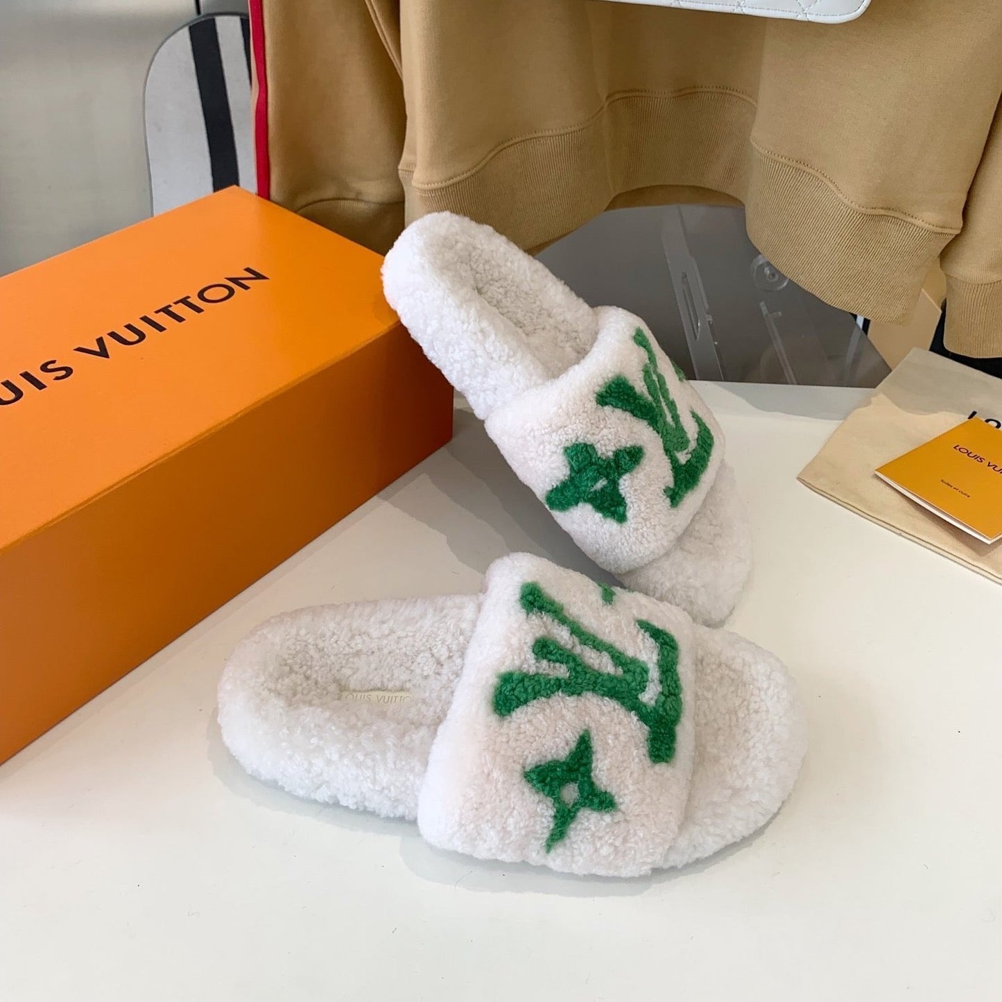 LV WOMEN'S PASEO FLAT SLIPPER IN WHITE FLEECE WITH GREEN LOGO - 35