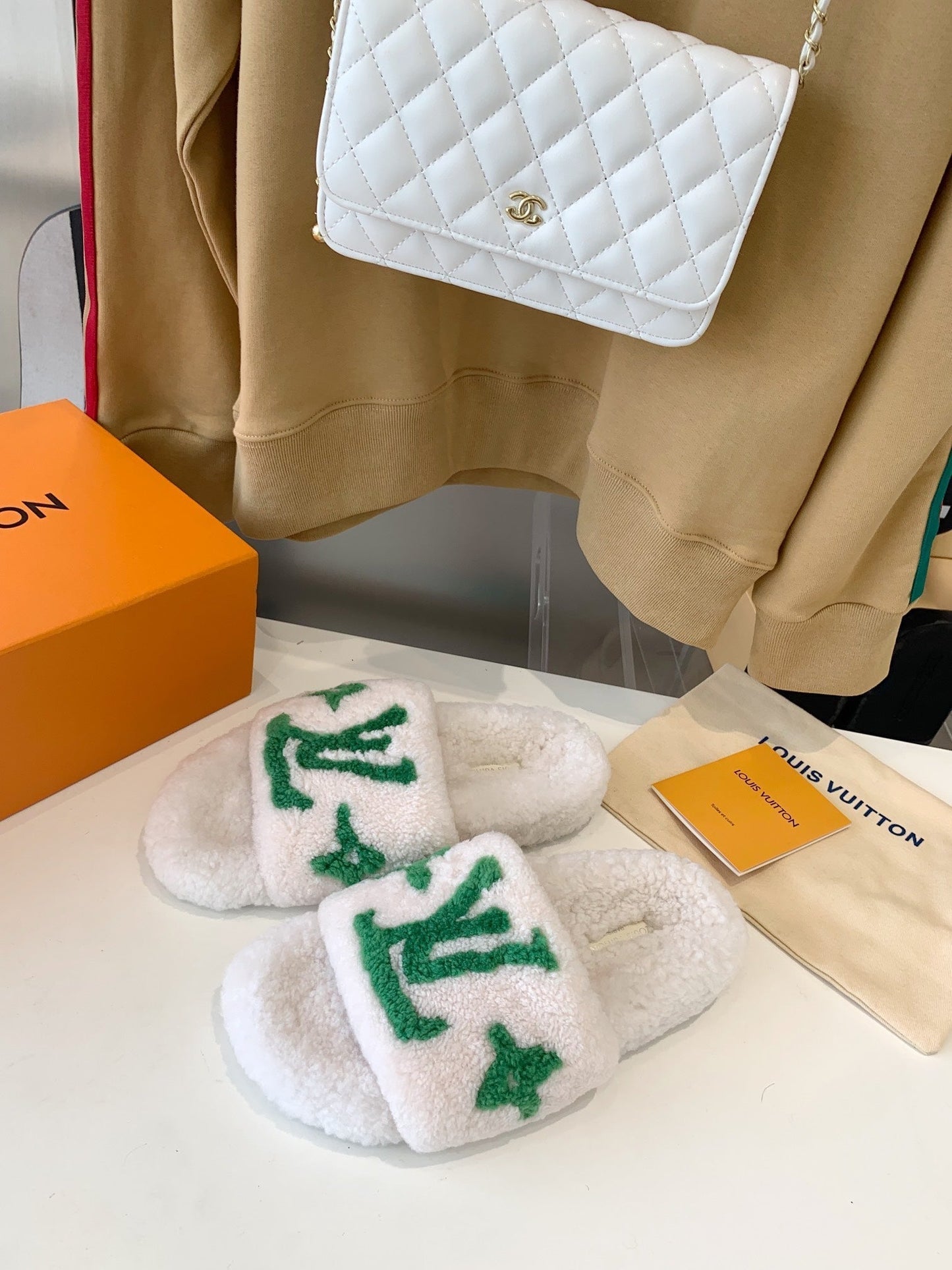 LV WOMEN'S PASEO FLAT SLIPPER IN WHITE FLEECE WITH GREEN LOGO - 35