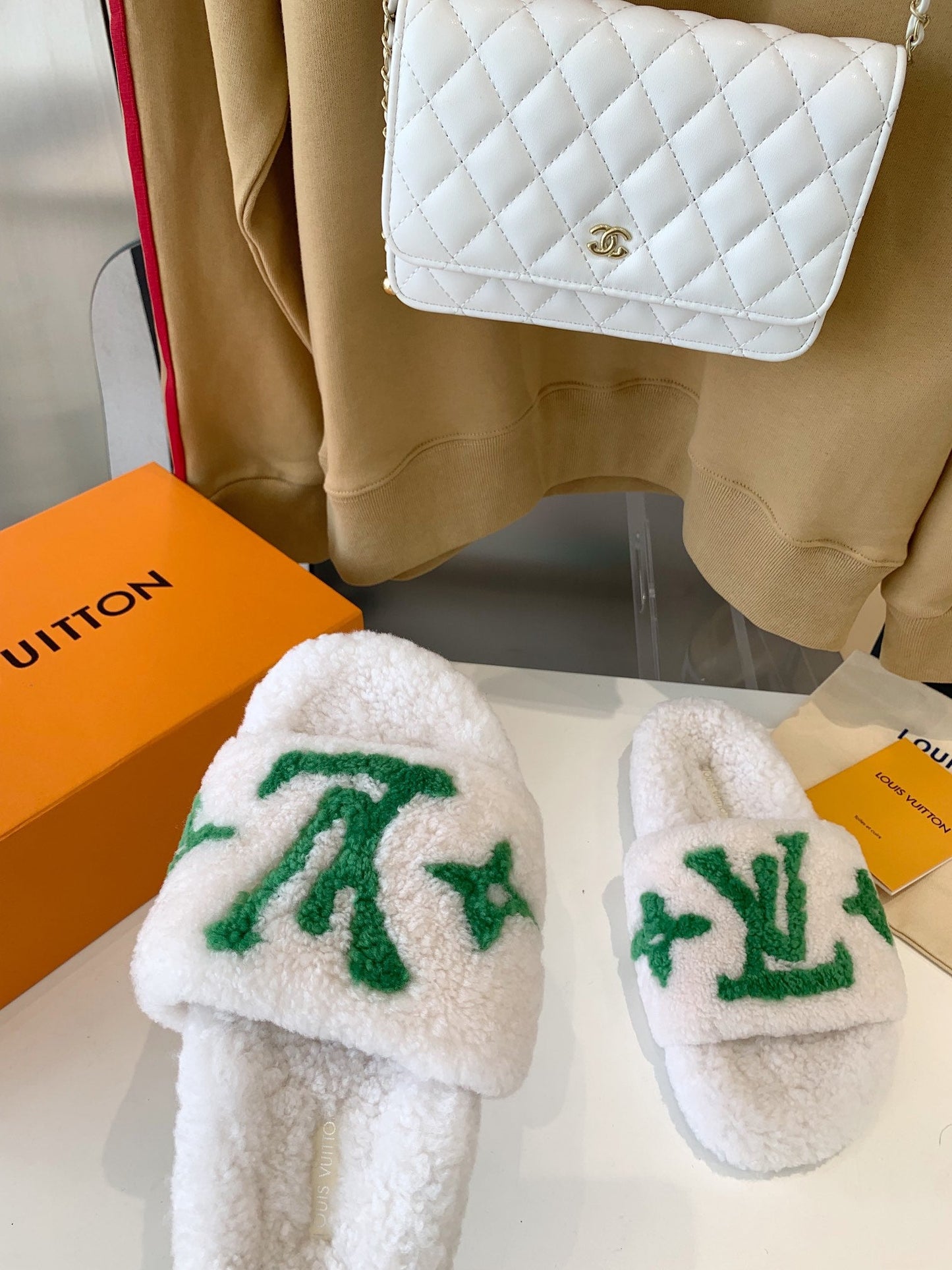 LV WOMEN'S PASEO FLAT SLIPPER IN WHITE FLEECE WITH GREEN LOGO - 35