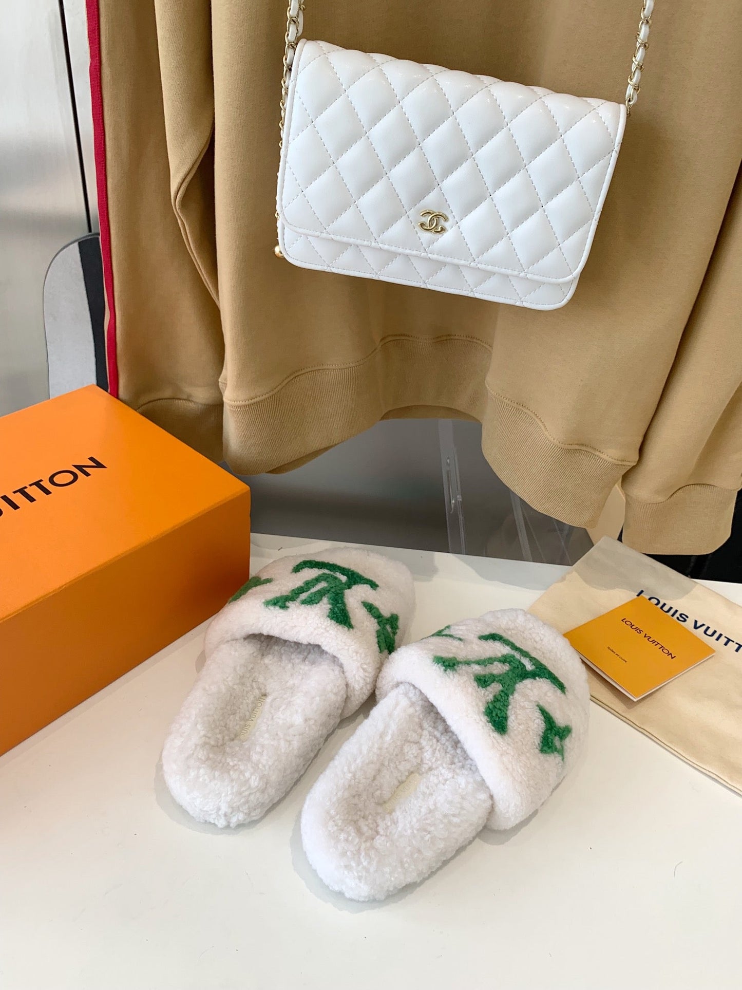 LV WOMEN'S PASEO FLAT SLIPPER IN WHITE FLEECE WITH GREEN LOGO - 35