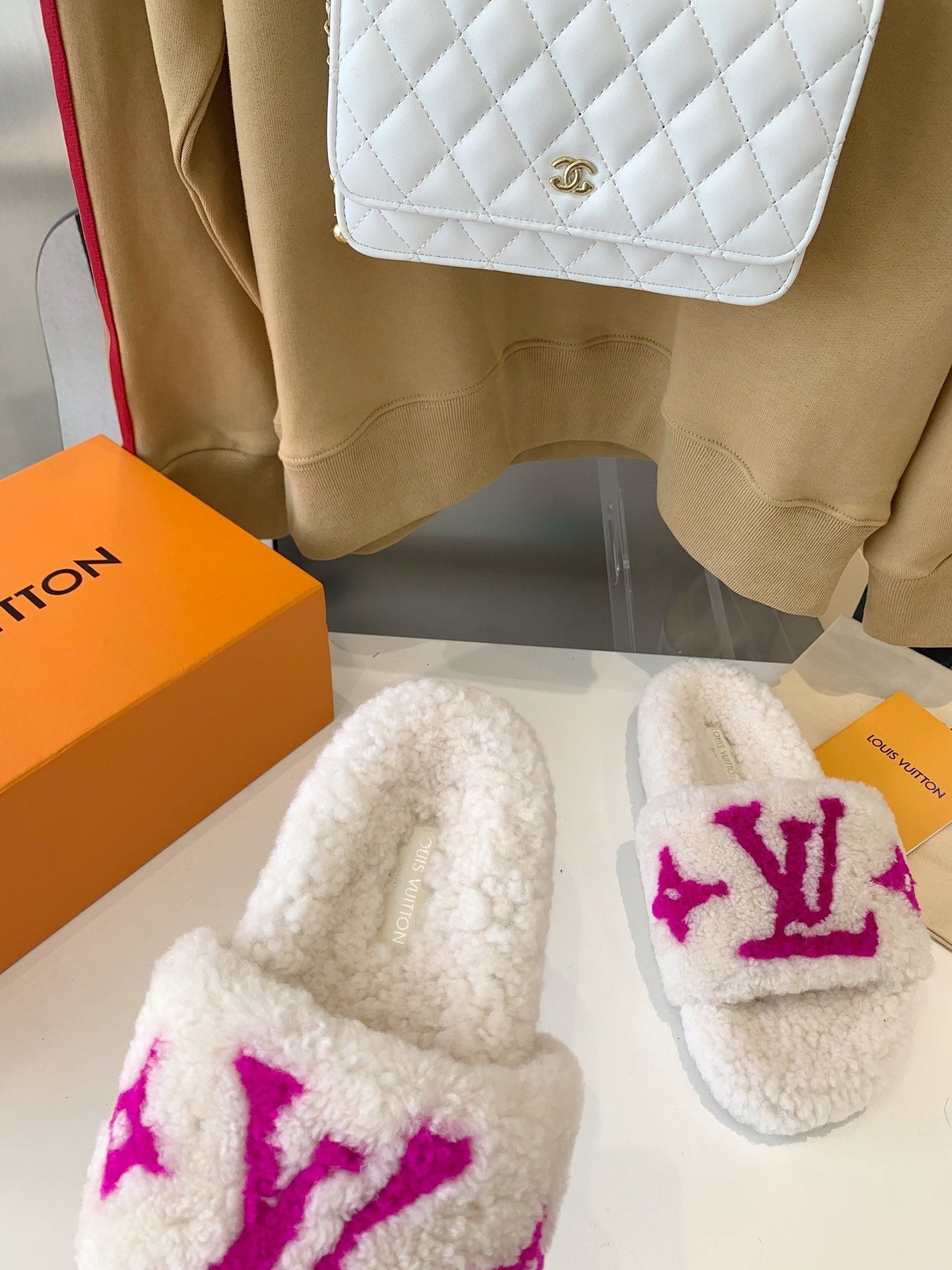 LV WOMEN'S PASEO FLAT SLIPPER IN WHITE FLEECE WITH PINK LOGO - 35