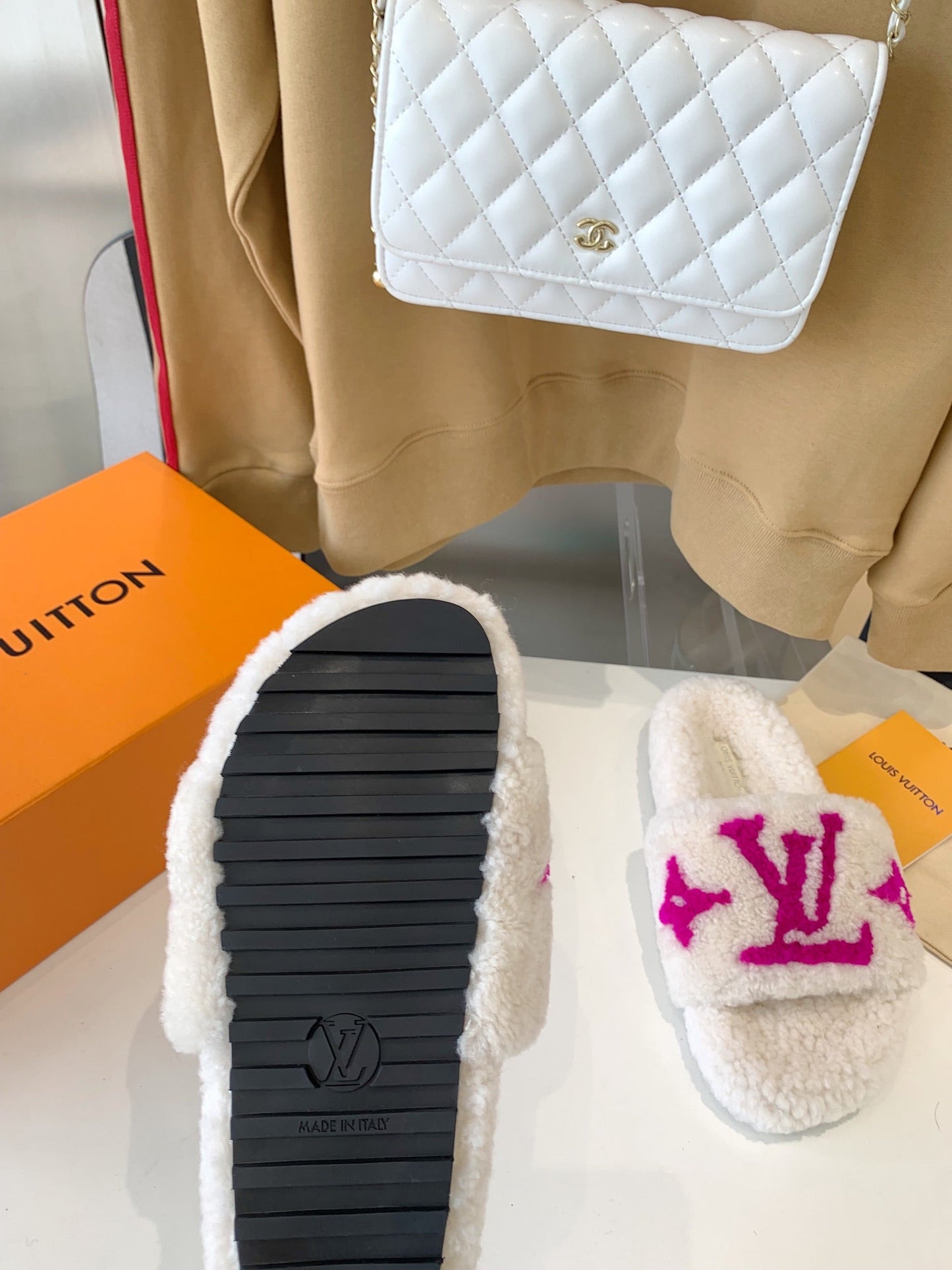 LV WOMEN'S PASEO FLAT SLIPPER IN WHITE FLEECE WITH PINK LOGO - 35