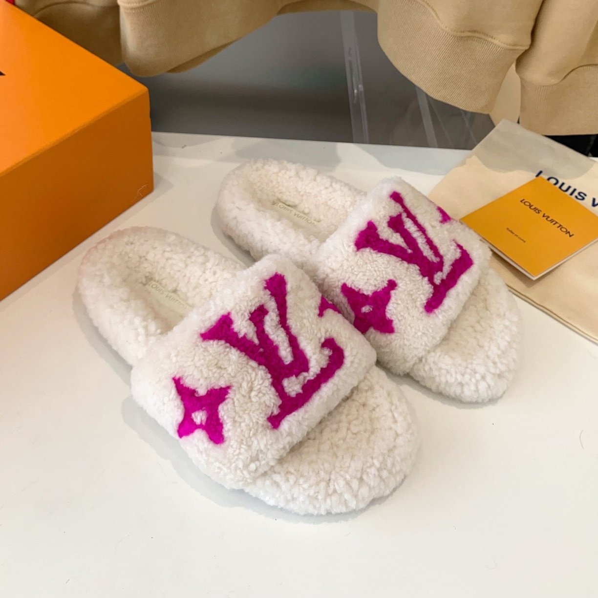 LV WOMEN'S PASEO FLAT SLIPPER IN WHITE FLEECE WITH PINK LOGO - 35