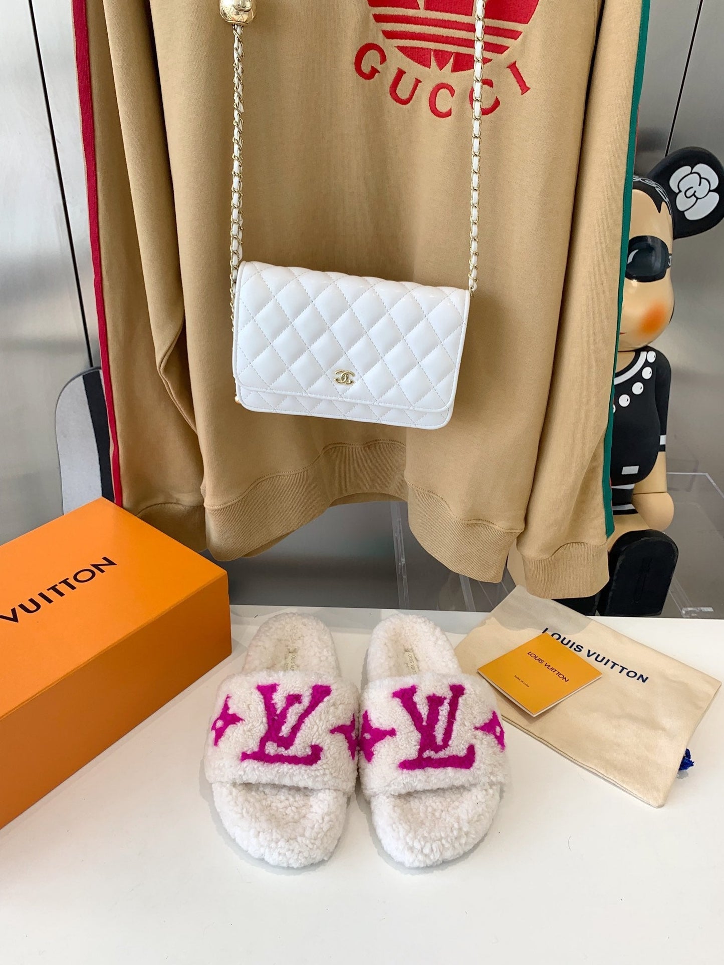 LV WOMEN'S PASEO FLAT SLIPPER IN WHITE FLEECE WITH PINK LOGO - 35