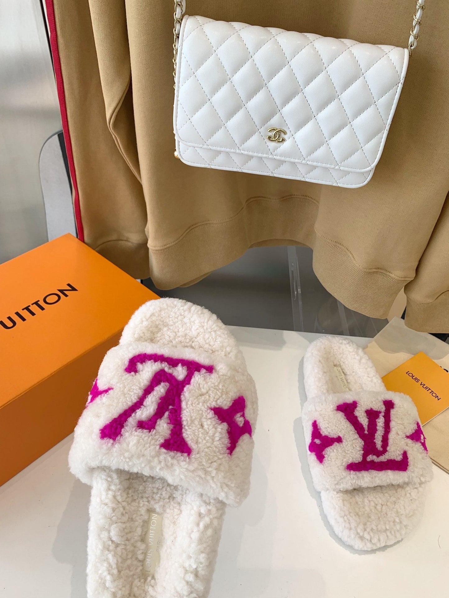 LV WOMEN'S PASEO FLAT SLIPPER IN WHITE FLEECE WITH PINK LOGO - 35