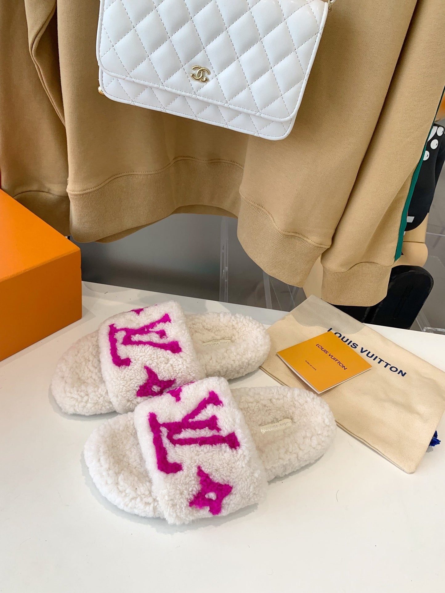 LV WOMEN'S PASEO FLAT SLIPPER IN WHITE FLEECE WITH PINK LOGO - 35