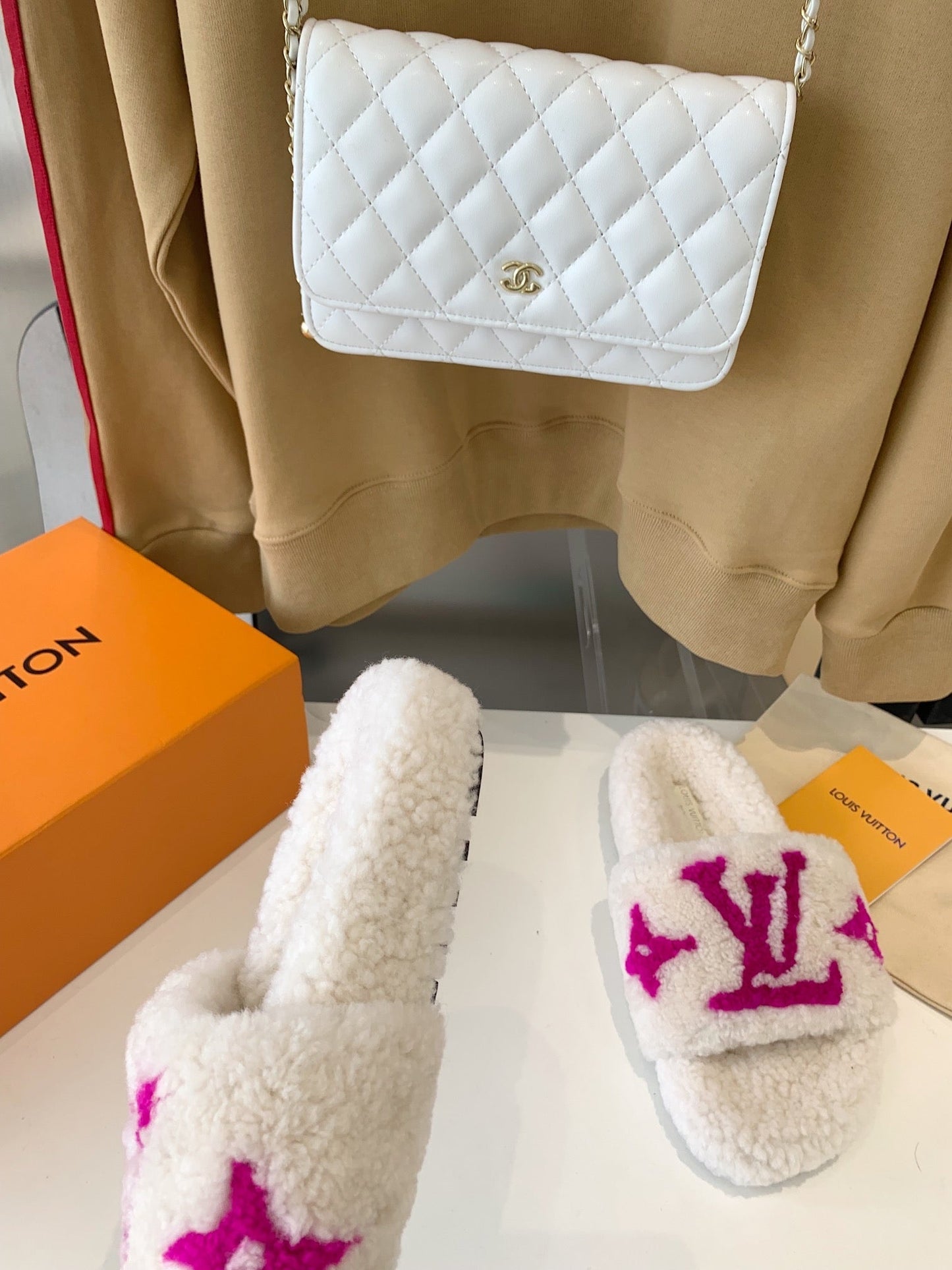 LV WOMEN'S PASEO FLAT SLIPPER IN WHITE FLEECE WITH PINK LOGO - 35