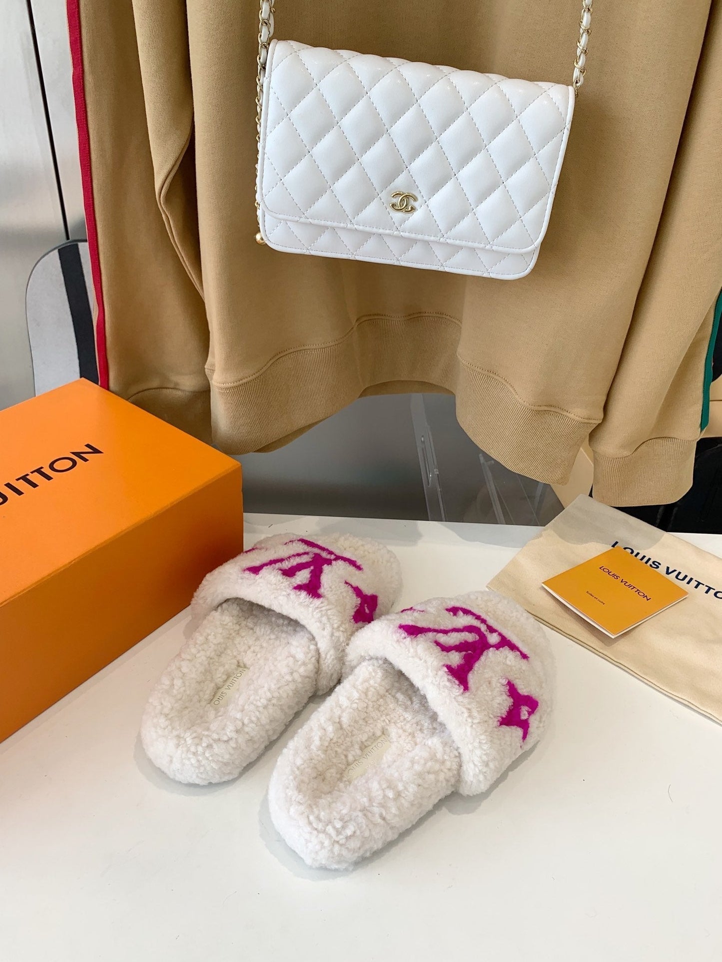 LV WOMEN'S PASEO FLAT SLIPPER IN WHITE FLEECE WITH PINK LOGO - 35