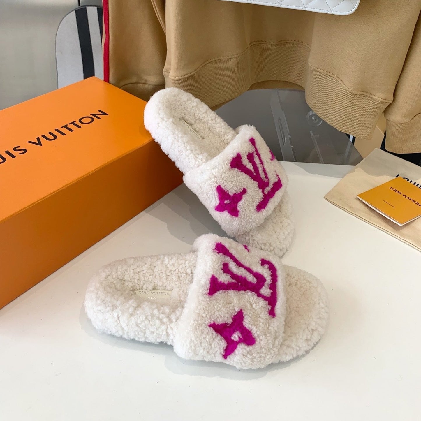 LV WOMEN'S PASEO FLAT SLIPPER IN WHITE FLEECE WITH PINK LOGO - 35