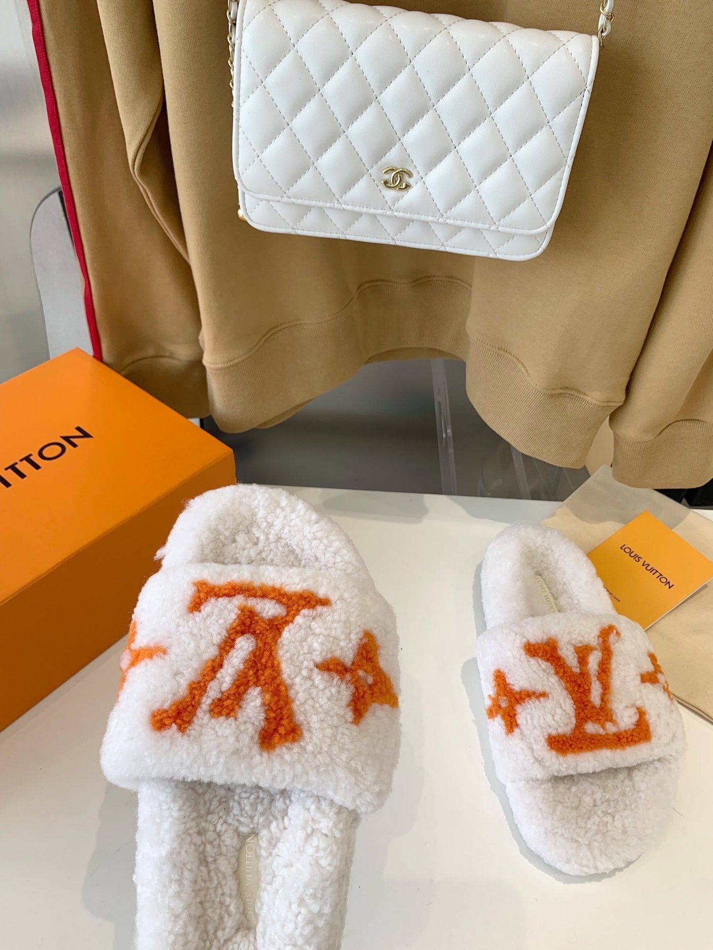 LV WOMEN'S PASEO FLAT SLIPPER IN WHITE FLEECE WITH ORANGE LOGO - 35