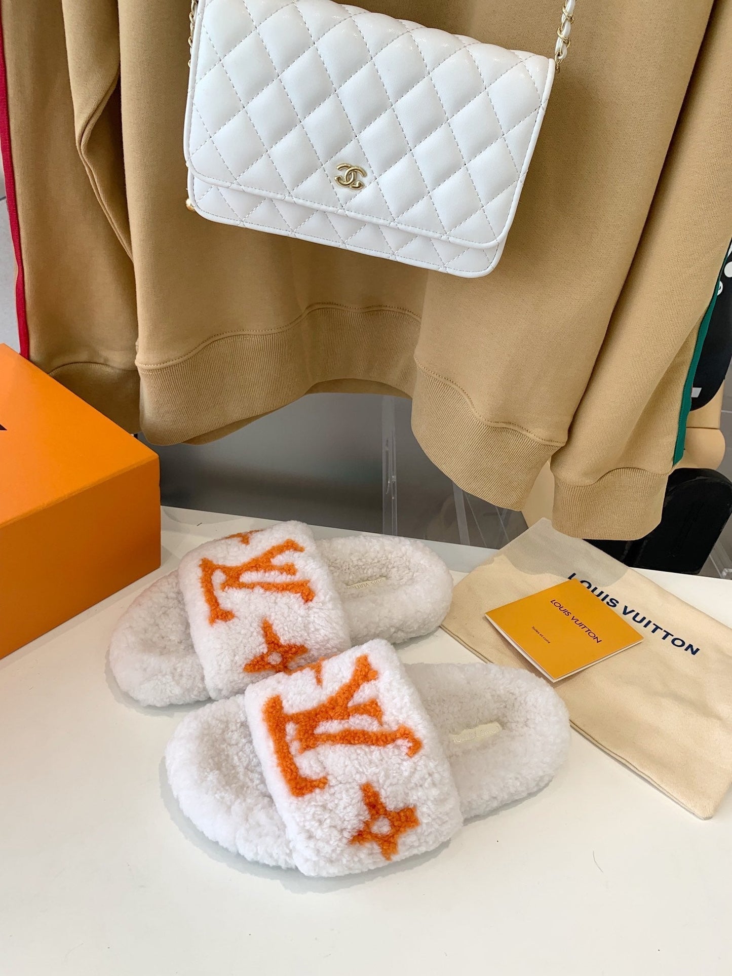 LV WOMEN'S PASEO FLAT SLIPPER IN WHITE FLEECE WITH ORANGE LOGO - 35