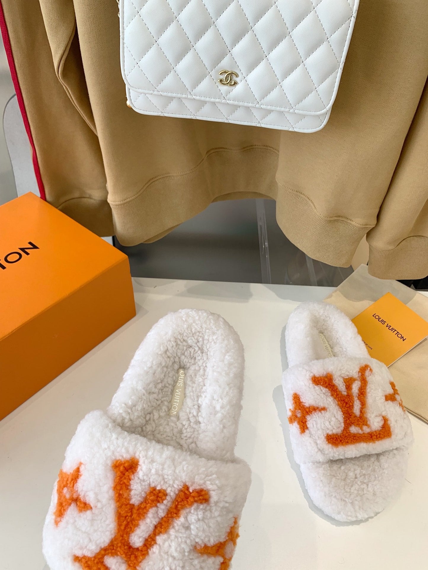 LV WOMEN'S PASEO FLAT SLIPPER IN WHITE FLEECE WITH ORANGE LOGO - 35