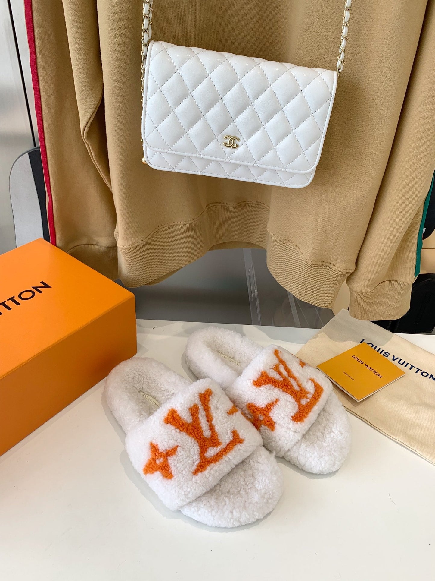 LV WOMEN'S PASEO FLAT SLIPPER IN WHITE FLEECE WITH ORANGE LOGO - 35