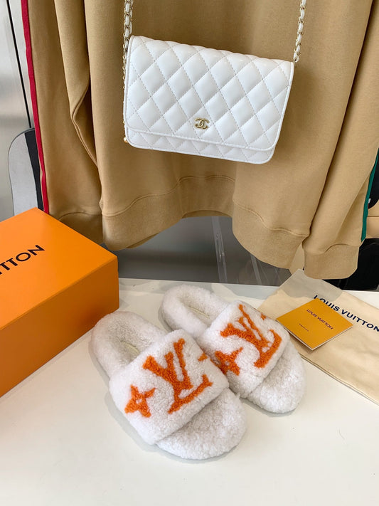 ЖІНОЧІ КАПЦІ LV PASEO В БІЛОМУ ФЛІСІ З ОРАНЖЕВИМ ЛОГОТИПОМ - 35