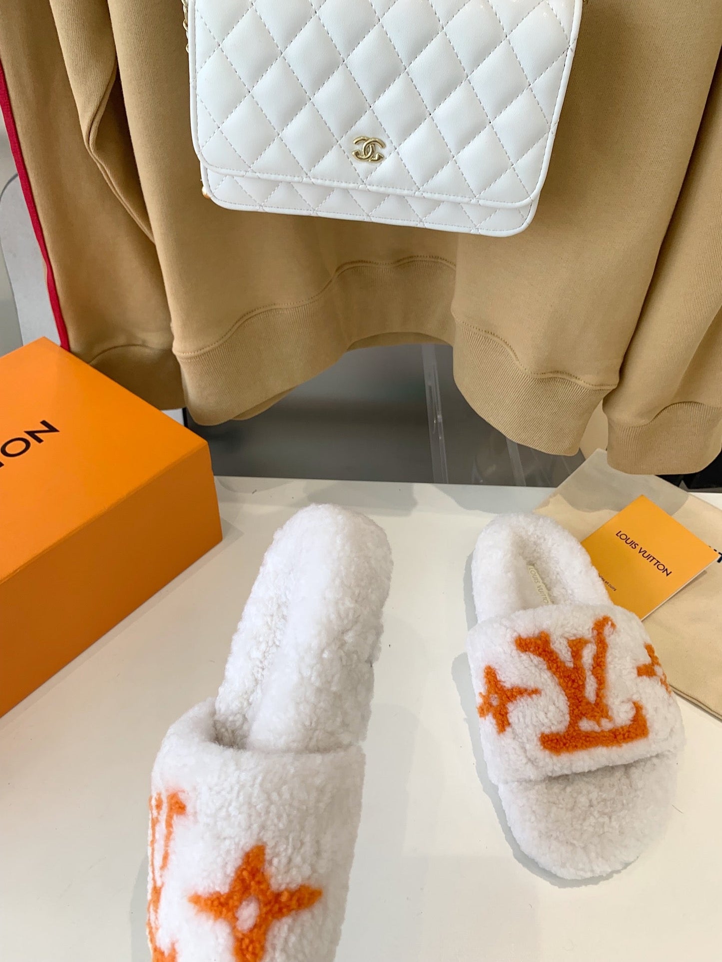 LV WOMEN'S PASEO FLAT SLIPPER IN WHITE FLEECE WITH ORANGE LOGO - 35