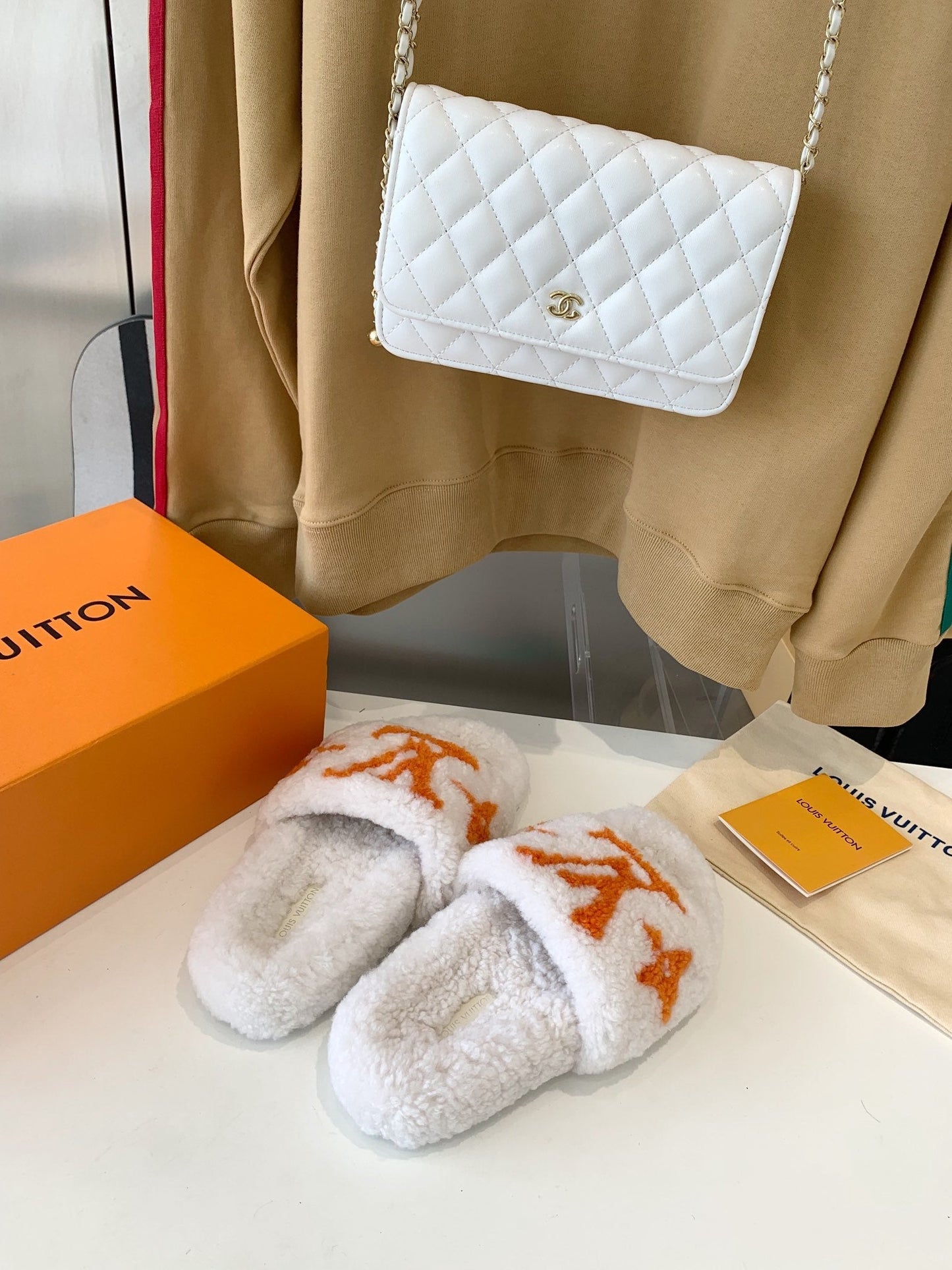 LV WOMEN'S PASEO FLAT SLIPPER IN WHITE FLEECE WITH ORANGE LOGO - 35