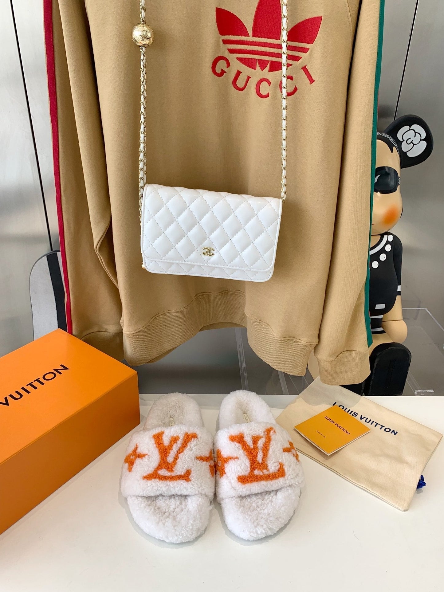 LV WOMEN'S PASEO FLAT SLIPPER IN WHITE FLEECE WITH ORANGE LOGO - 35