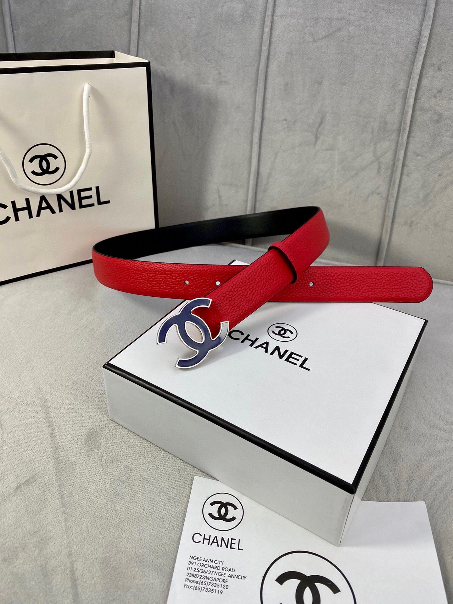 CC 30MM BELT IN CHERRY RED GRAINED CALFSKIN WITH NAVY BLUE METAL LOGO - 30