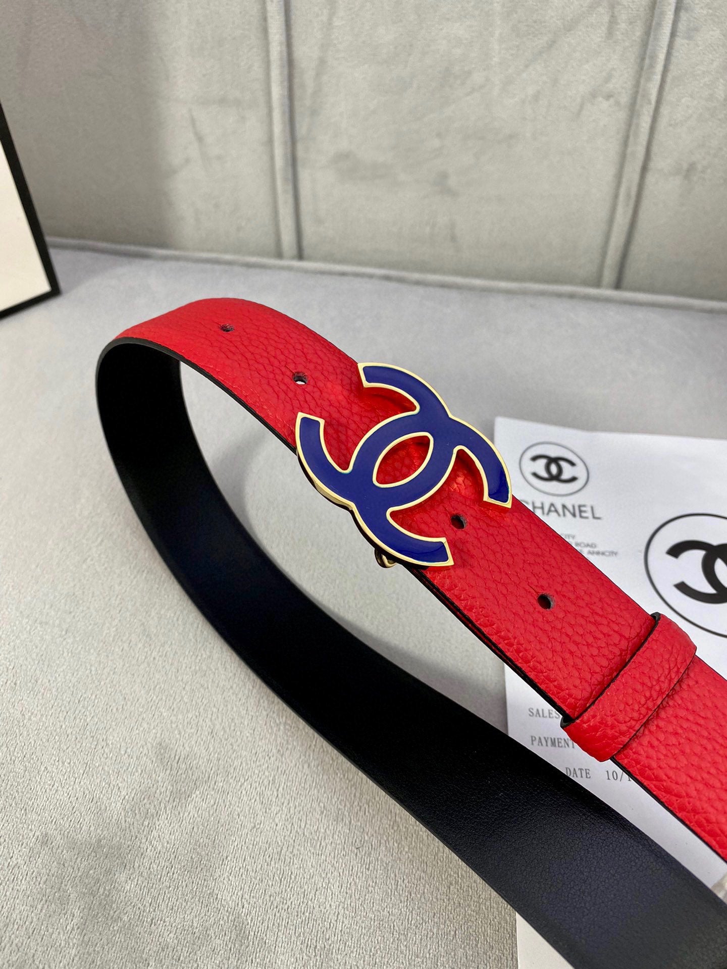 CC 30MM BELT IN CHERRY RED GRAINED CALFSKIN WITH NAVY BLUE METAL LOGO - 30
