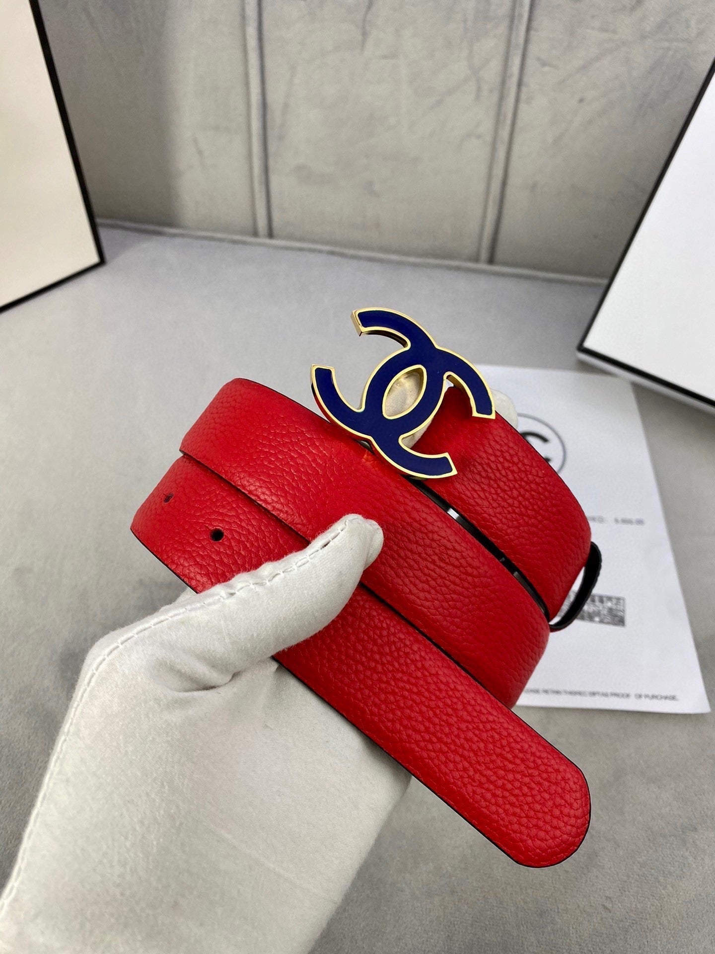 CC 30MM BELT IN CHERRY RED GRAINED CALFSKIN WITH NAVY BLUE METAL LOGO - 30