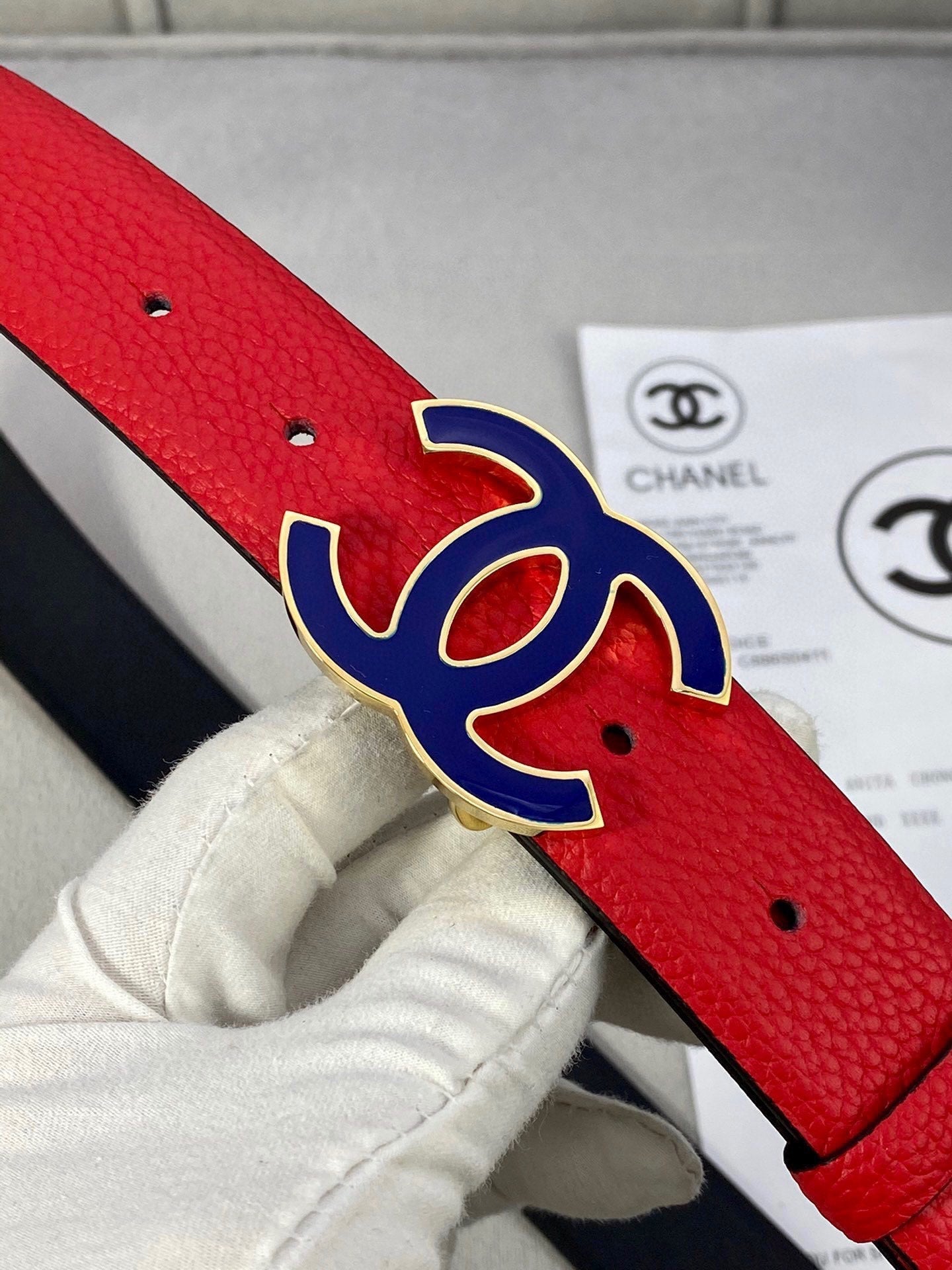 CC 30MM BELT IN CHERRY RED GRAINED CALFSKIN WITH NAVY BLUE METAL LOGO - 30