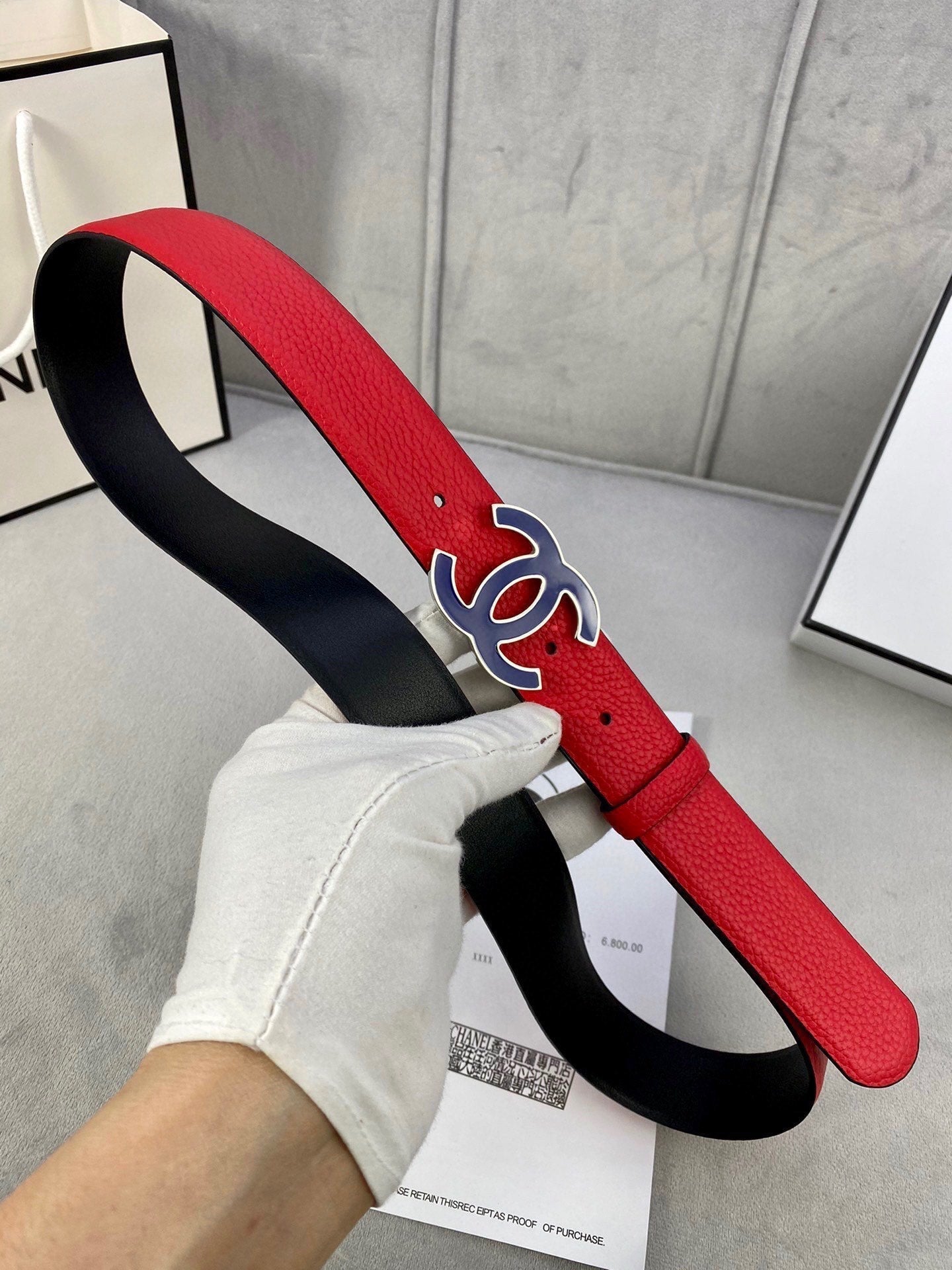 CC 30MM BELT IN CHERRY RED GRAINED CALFSKIN WITH NAVY BLUE METAL LOGO - 30