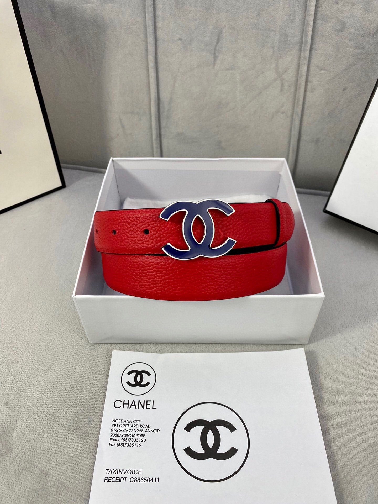 CC 30MM BELT IN CHERRY RED GRAINED CALFSKIN WITH NAVY BLUE METAL LOGO - 30