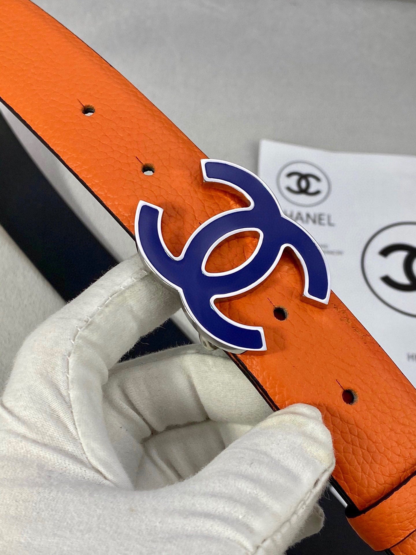 CC 30MM BELT IN FIRE ORANGE GRAINED CALFSKIN WITH NAVY BLUE METAL LOGO - 30