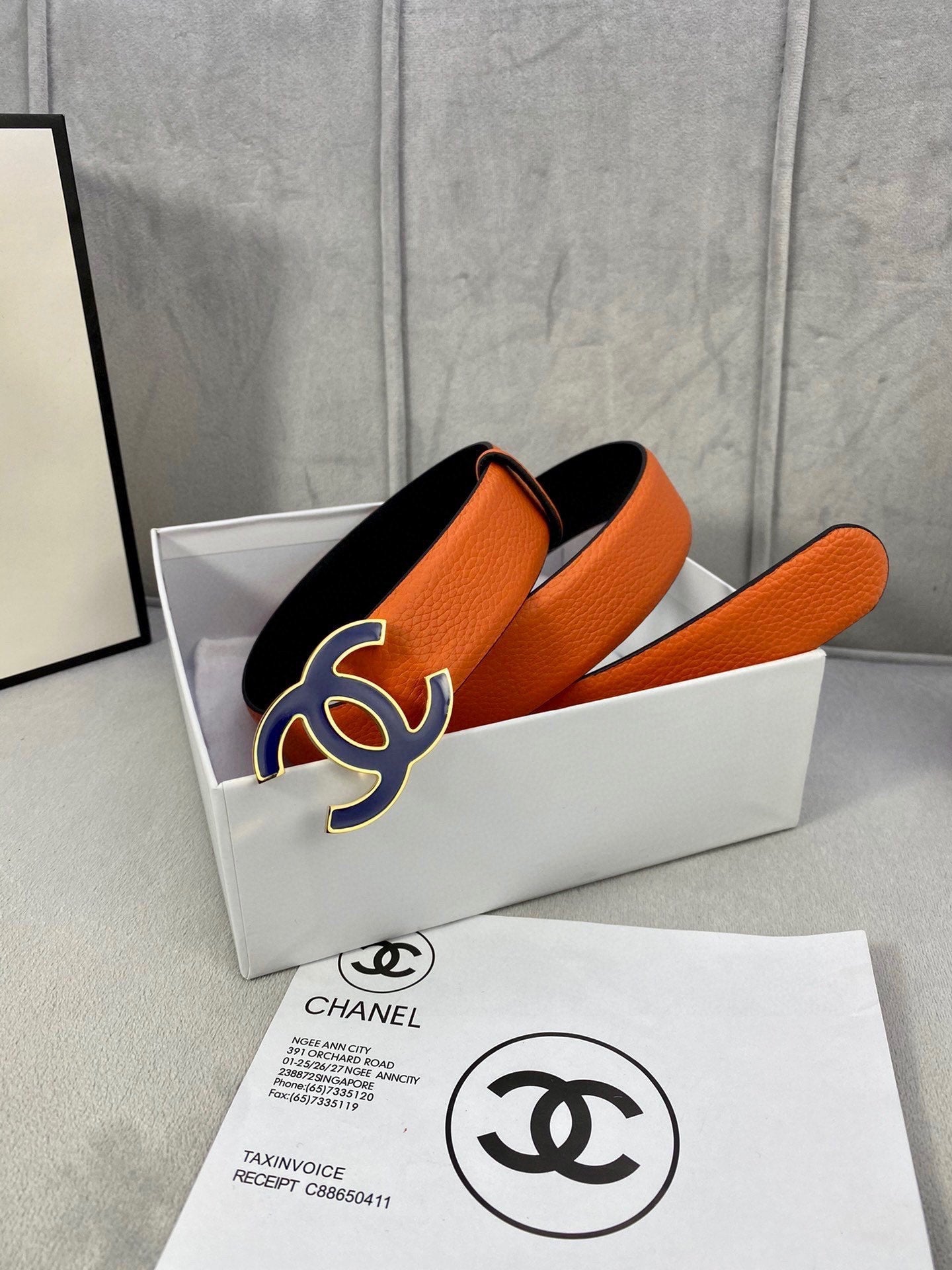 CC 30MM BELT IN FIRE ORANGE GRAINED CALFSKIN WITH NAVY BLUE METAL LOGO - 30