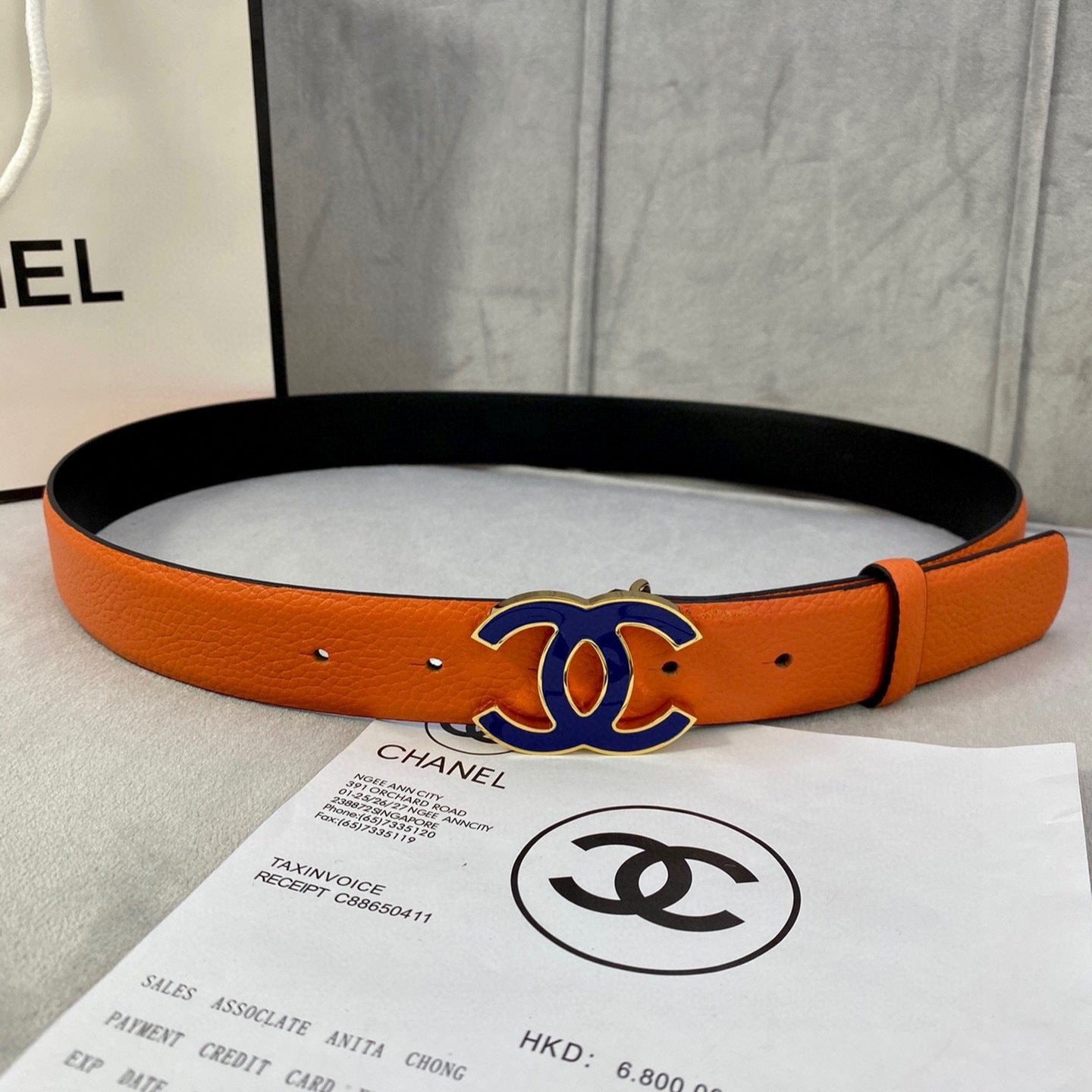 CC 30MM BELT IN FIRE ORANGE GRAINED CALFSKIN WITH NAVY BLUE METAL LOGO - 30