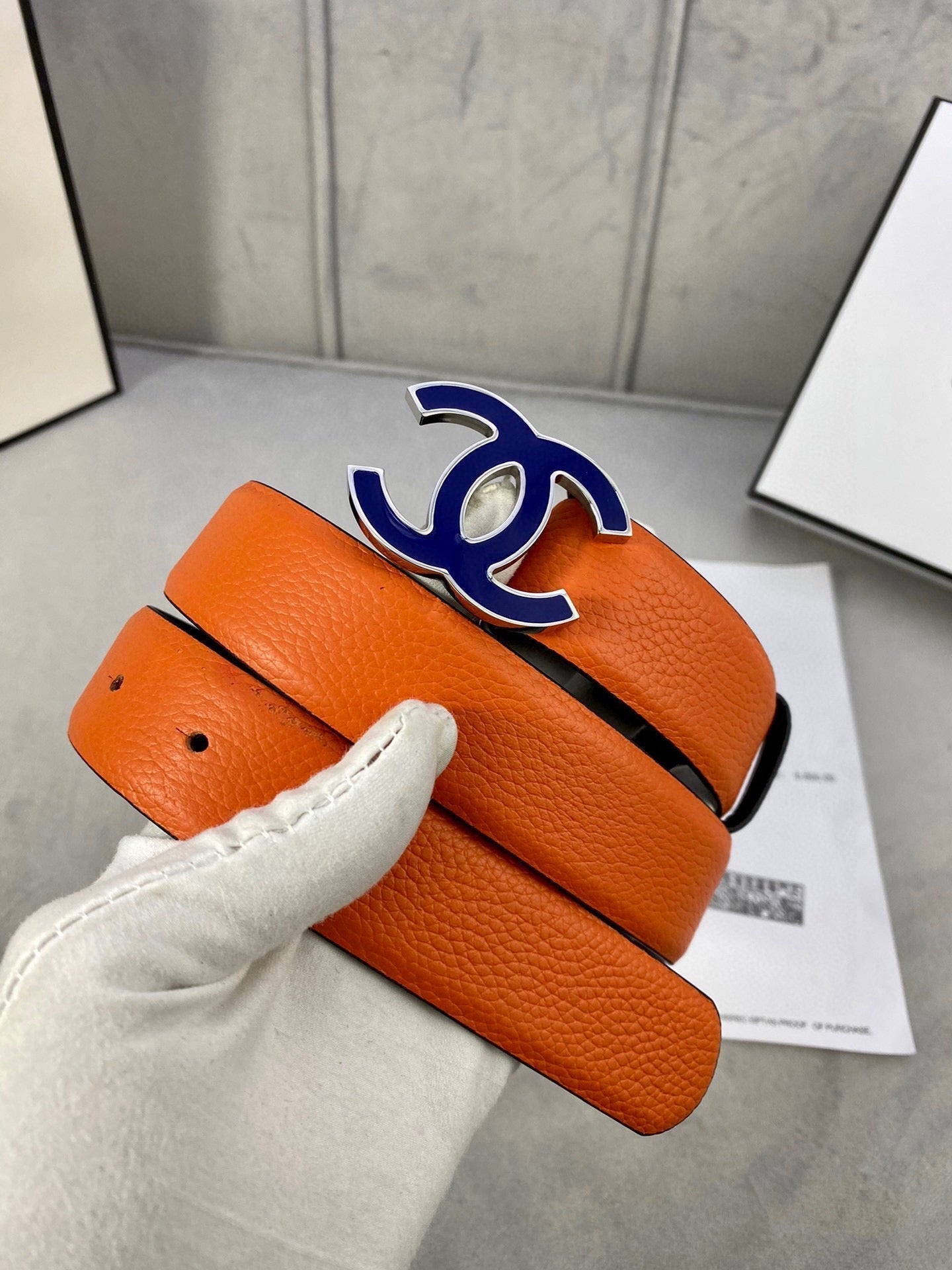 CC 30MM BELT IN FIRE ORANGE GRAINED CALFSKIN WITH NAVY BLUE METAL LOGO - 30