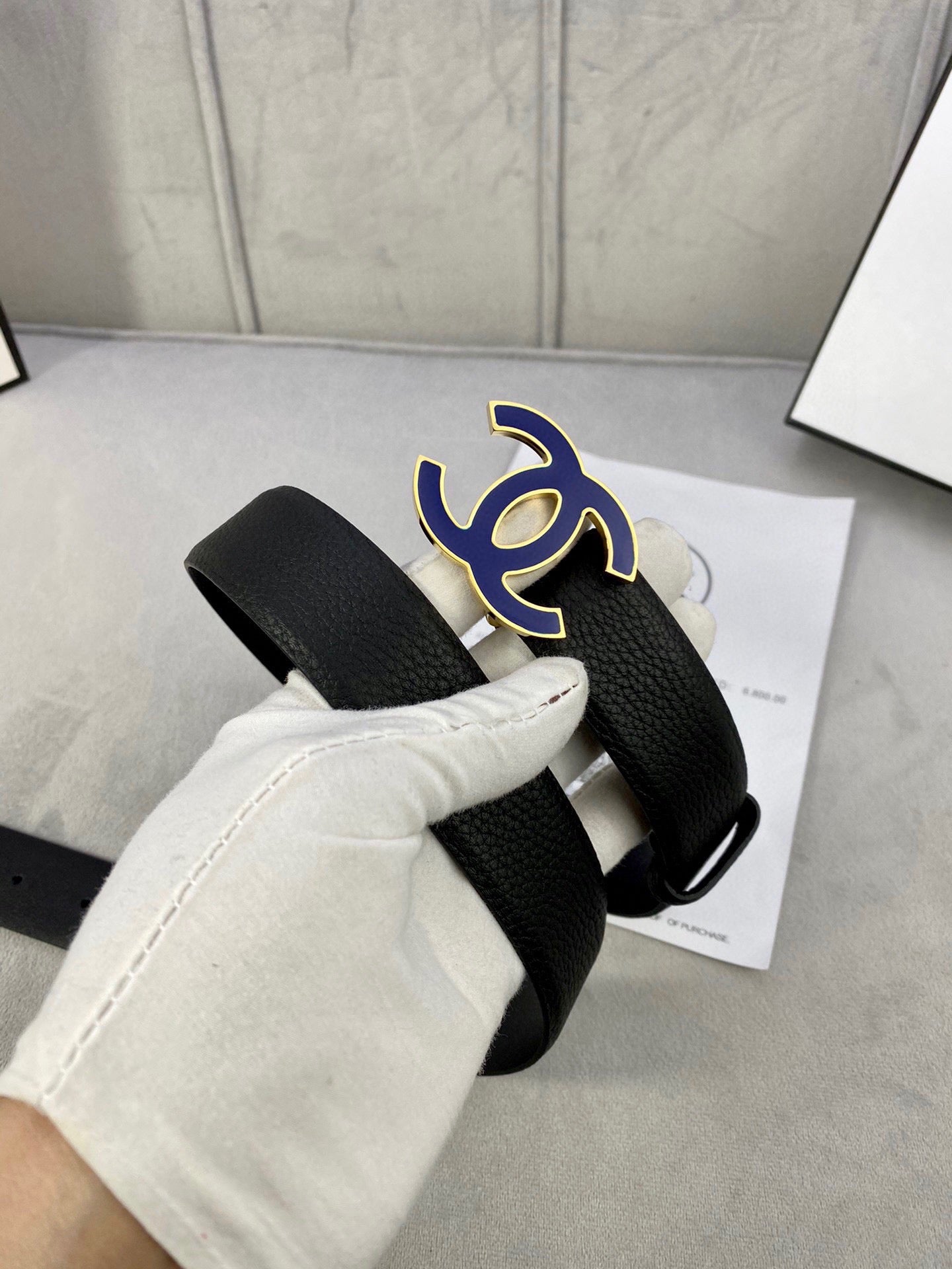 CC 30MM BELT IN BLACK GRAINED CALFSKIN WITH NAVY BLUE METAL LOGO - 30