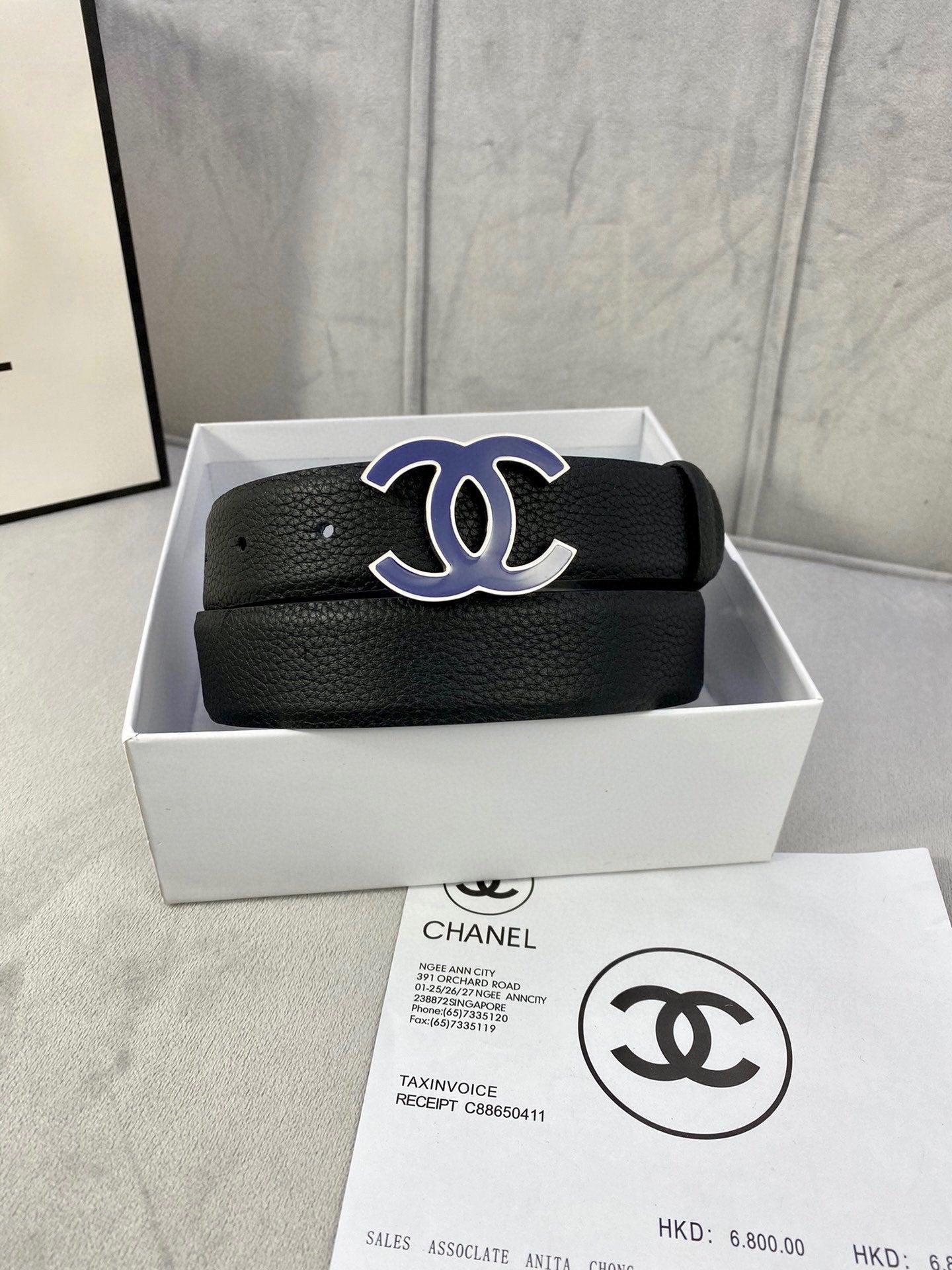 CC 30MM BELT IN BLACK GRAINED CALFSKIN WITH NAVY BLUE METAL LOGO - 30