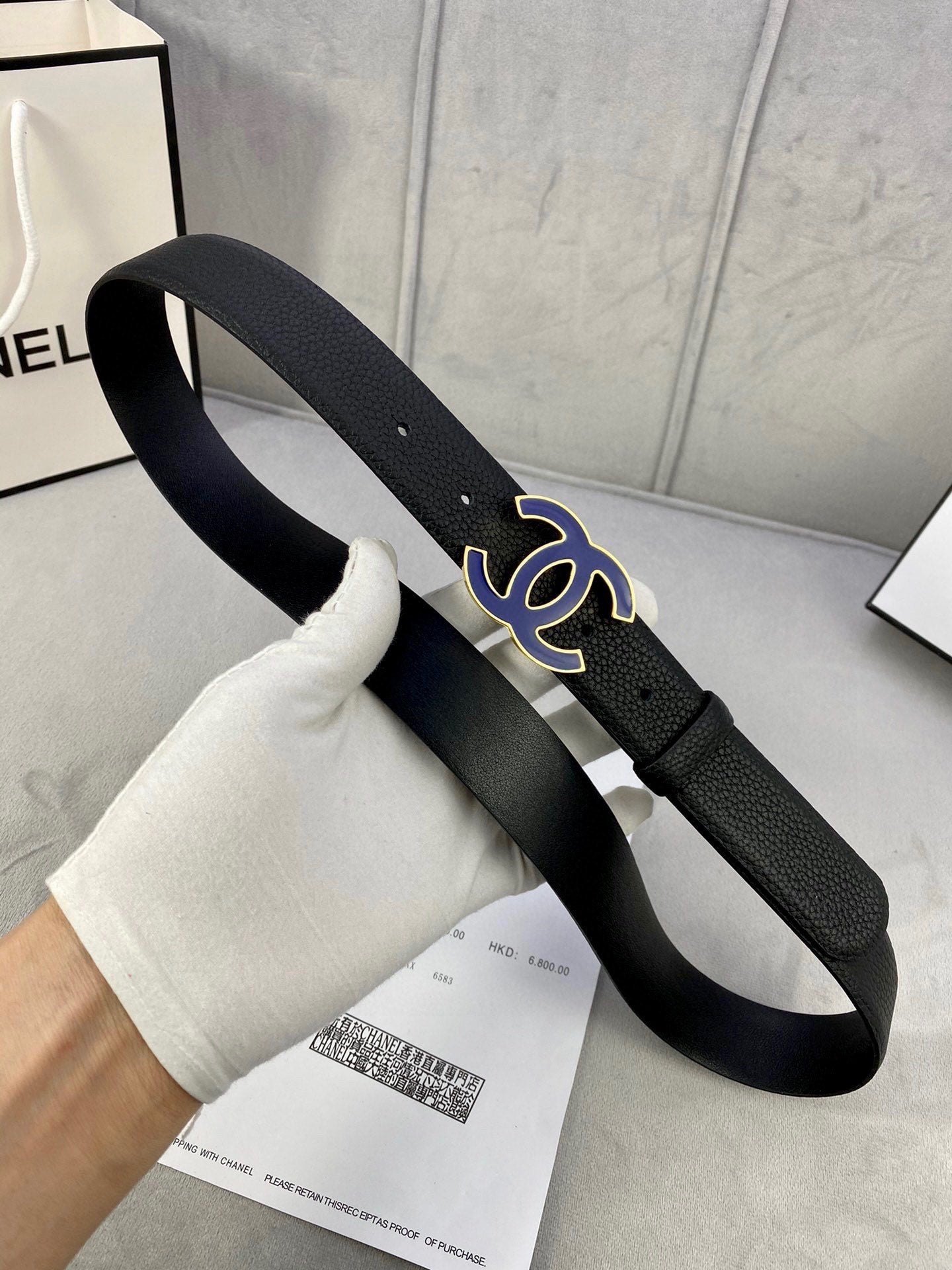 CC 30MM BELT IN BLACK GRAINED CALFSKIN WITH NAVY BLUE METAL LOGO - 30