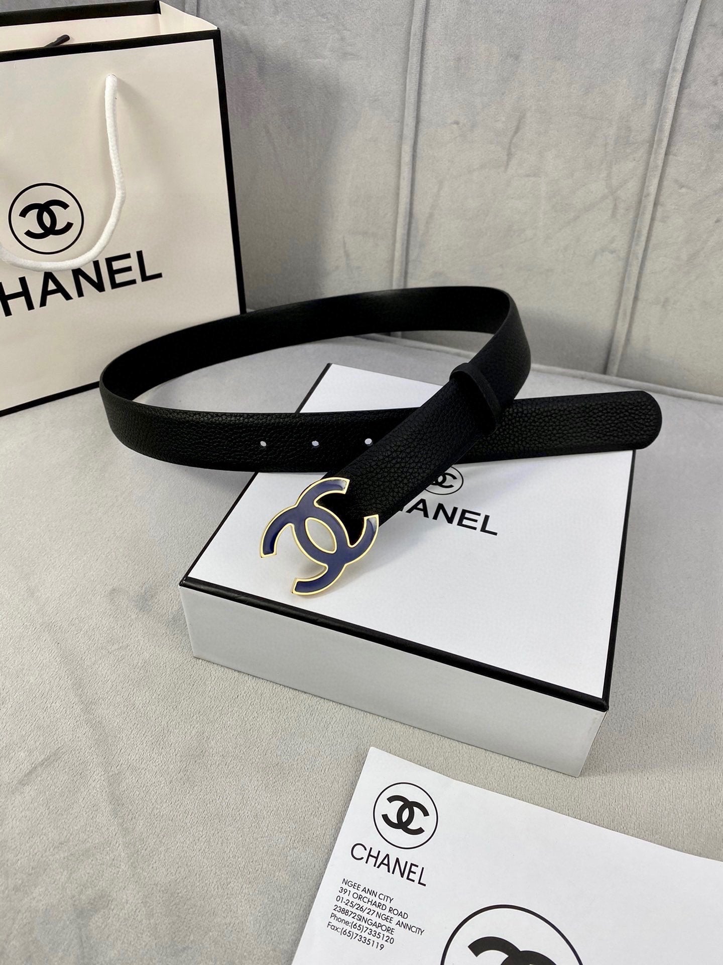 CC 30MM BELT IN BLACK GRAINED CALFSKIN WITH NAVY BLUE METAL LOGO - 30