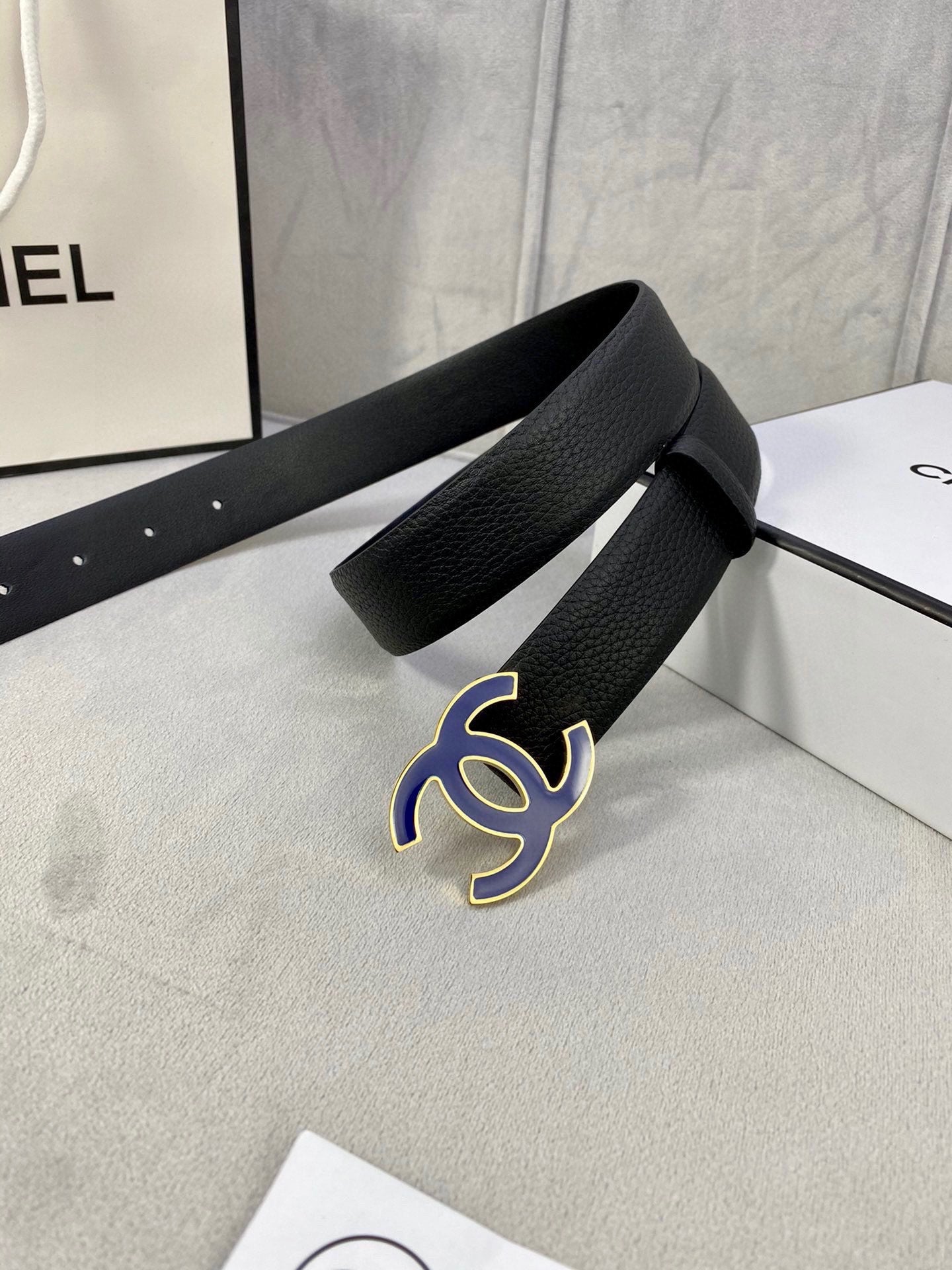 CC 30MM BELT IN BLACK GRAINED CALFSKIN WITH NAVY BLUE METAL LOGO - 30
