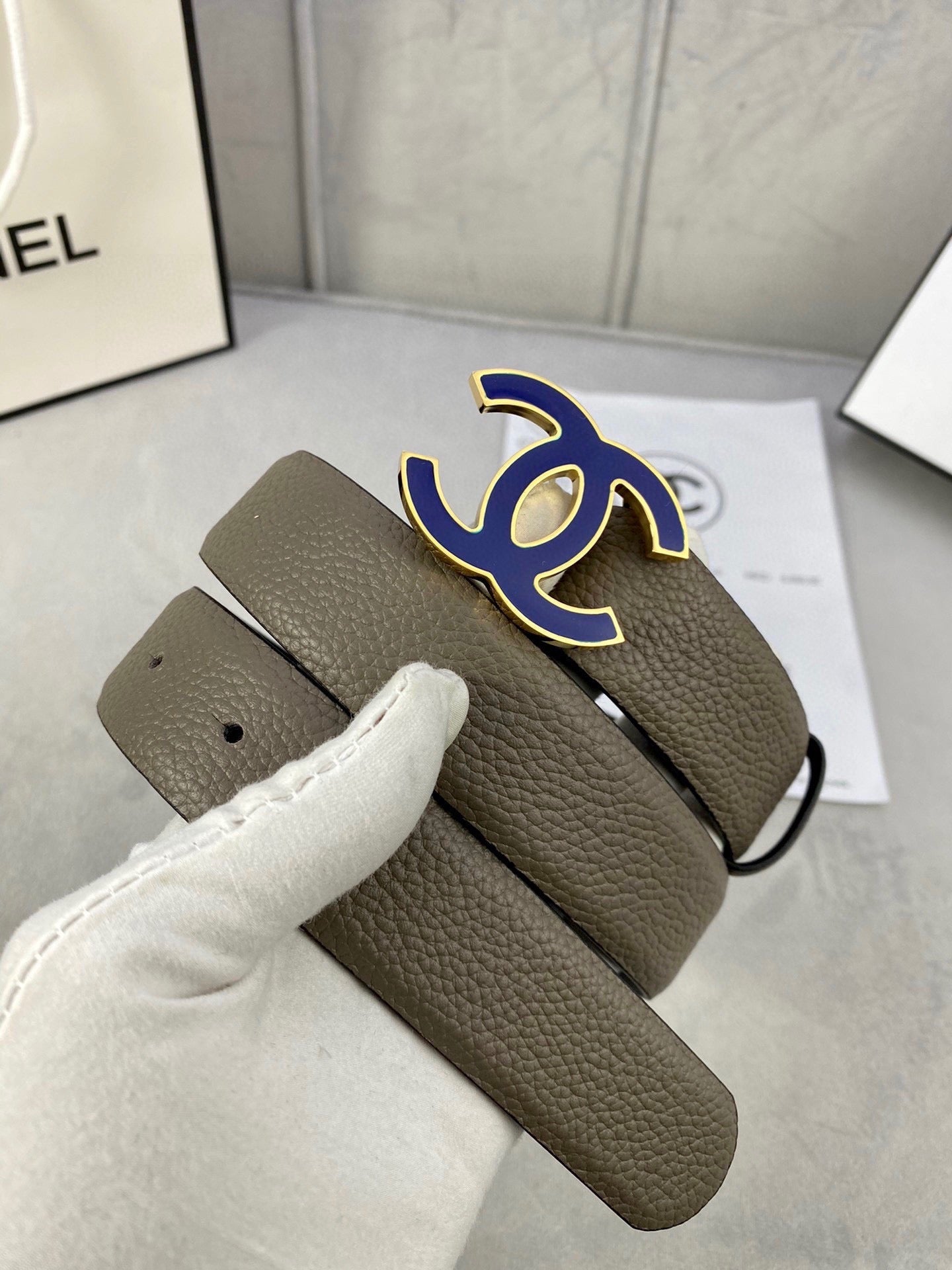 CC 30MM BELT IN MOCHA BROWN GRAINED CALFSKIN WITH NAVY BLUE LOGO - 30