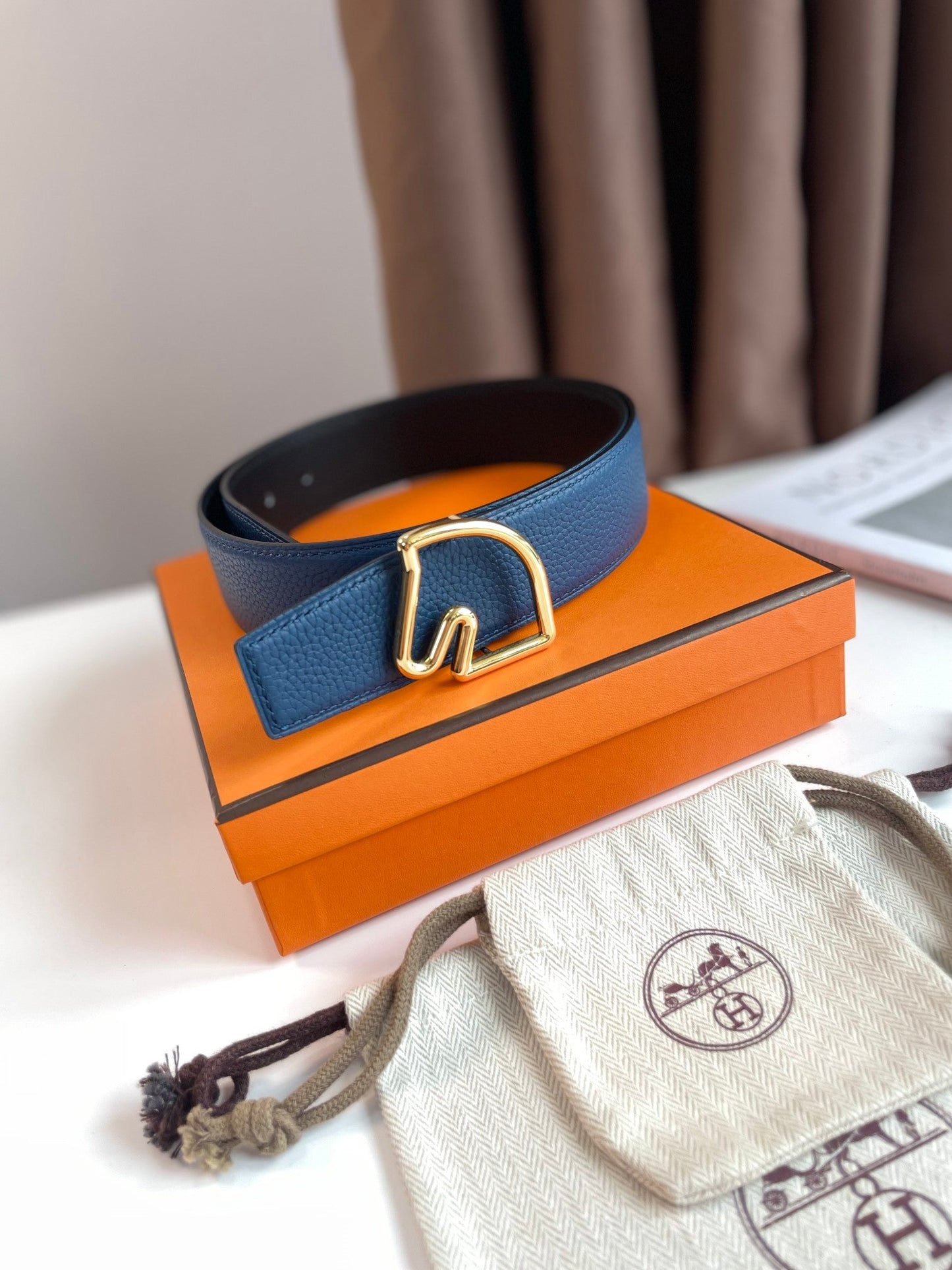 BOUCLE BELT BUCKLE & REVERSIBLE NAVY BLUE AND BLACK AND WHITE LEATHER STRAP 38MM GOLD HARDWARE - 30