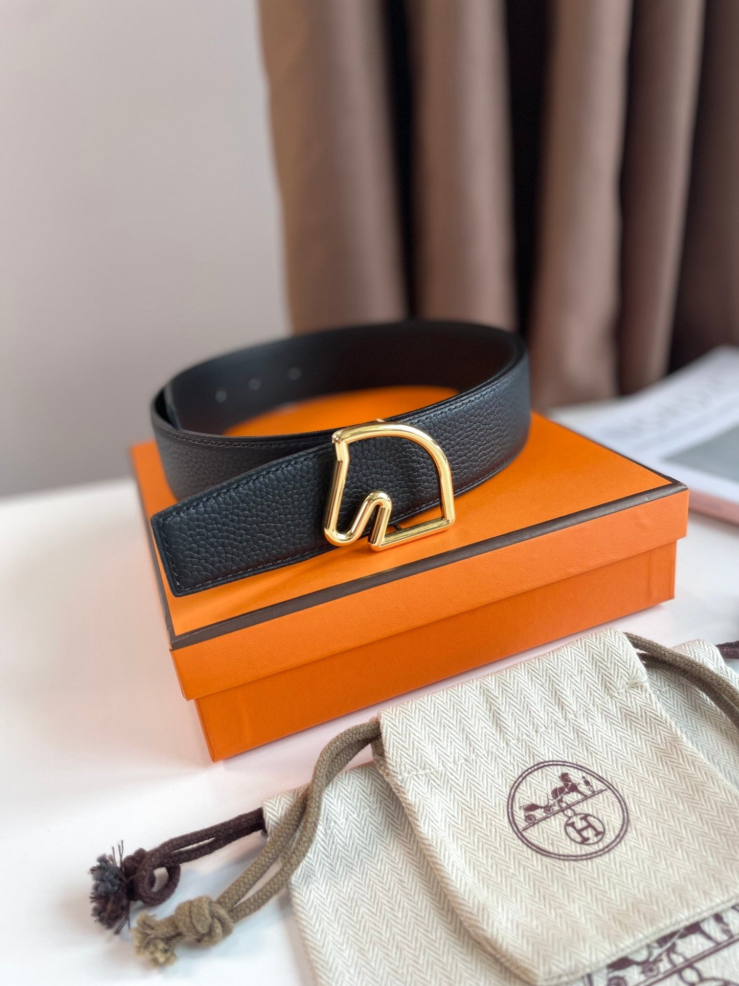 BOUCLE BELT BUCKLE & REVERSIBLE BLACK AND WHITE LEATHER STRAP 38MM GOLD HARDWARE - 30