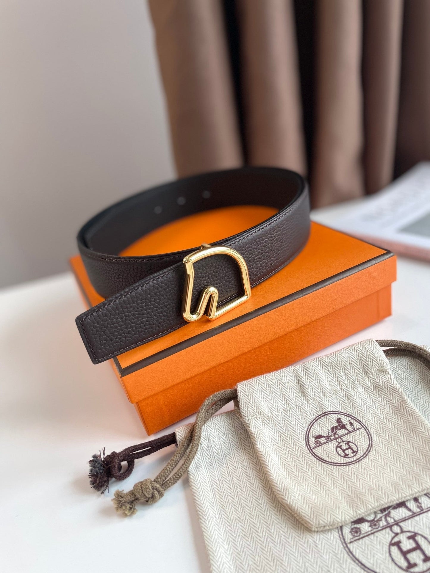 BOUCLE BELT BUCKLE & REVERSIBLE CHOCOLATE BROWN AND BLACK LEATHER STRAP 38MM GOLD HARDWARE - 30
