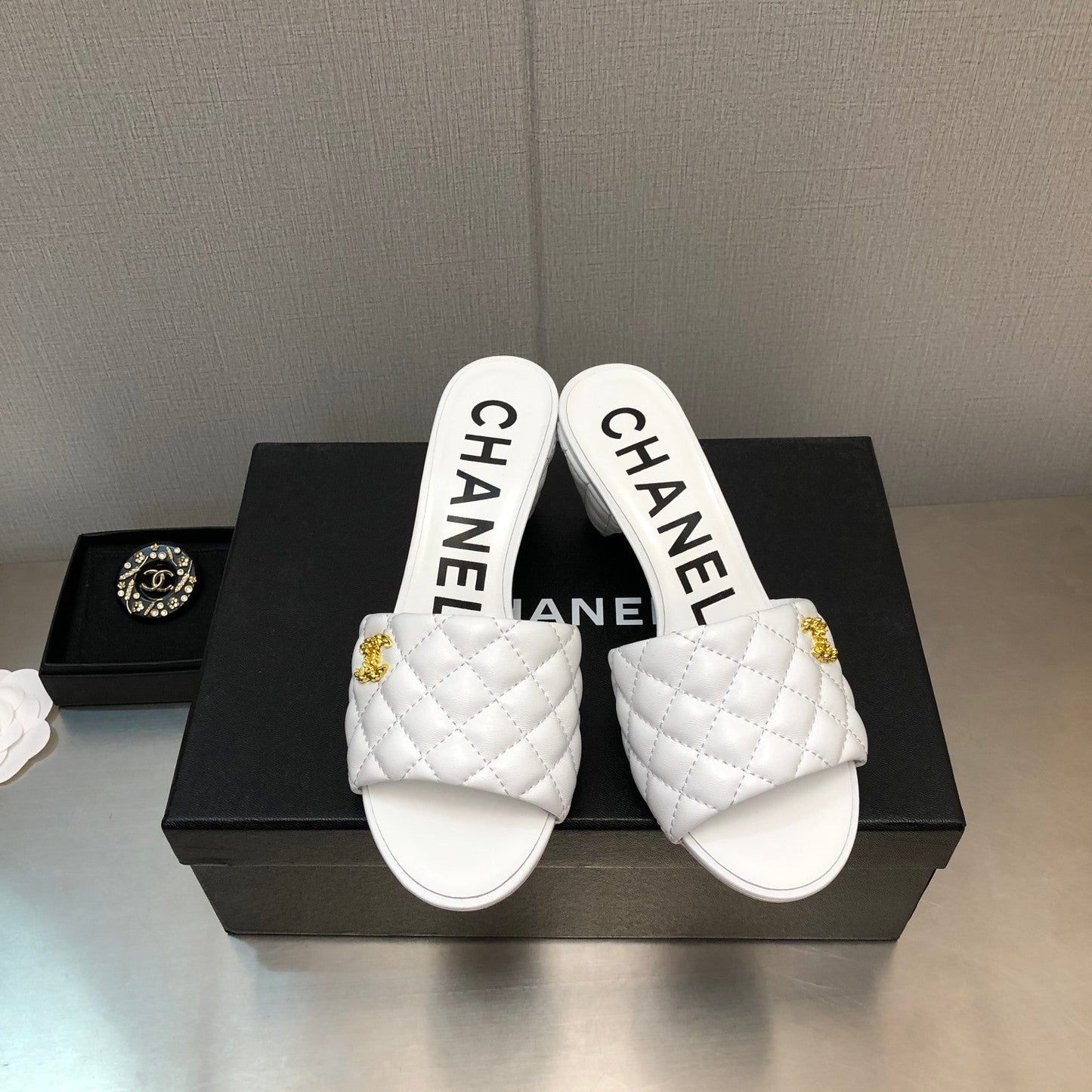 DIAMOND-QUILTED 6 CM SANDALS IN WHITE LAMBSKIN - 35
