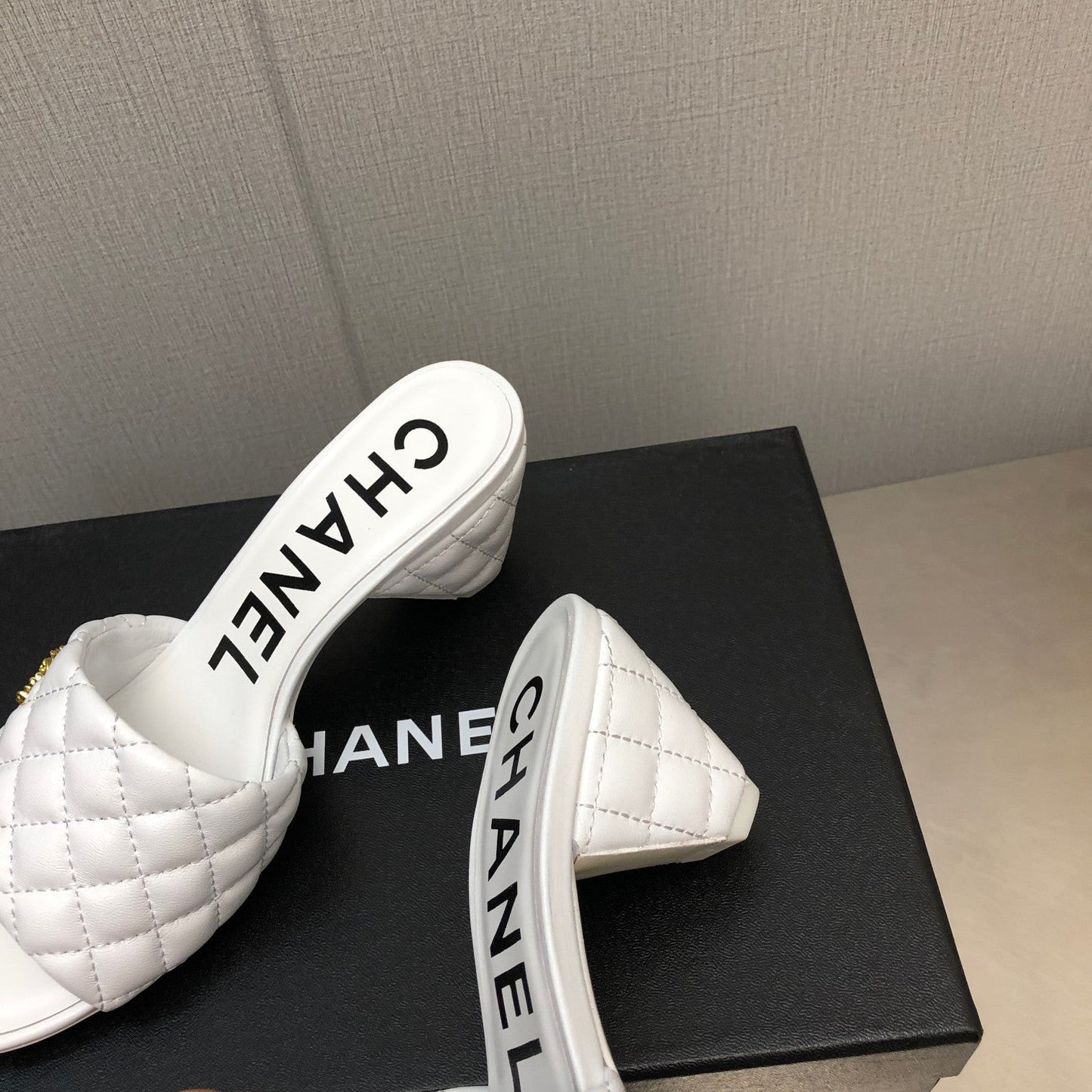 DIAMOND-QUILTED 6 CM SANDALS IN WHITE LAMBSKIN - 35