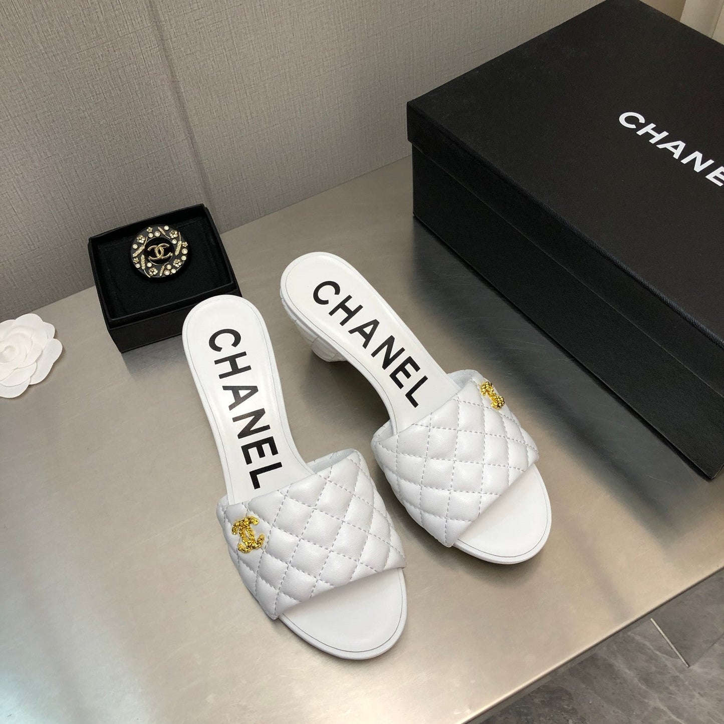 DIAMOND-QUILTED 6 CM SANDALS IN WHITE LAMBSKIN - 35
