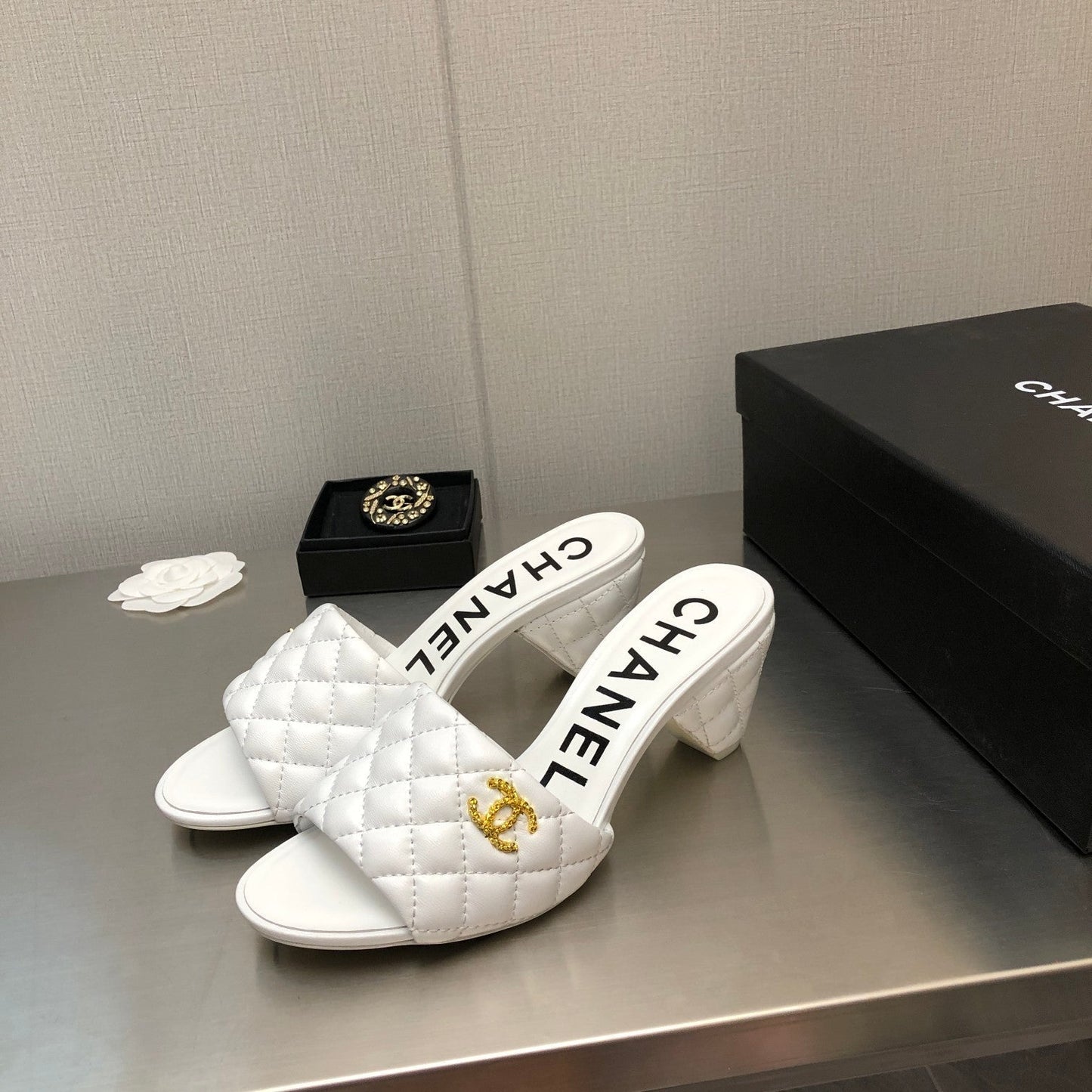 DIAMOND-QUILTED 6 CM SANDALS IN WHITE LAMBSKIN - 35
