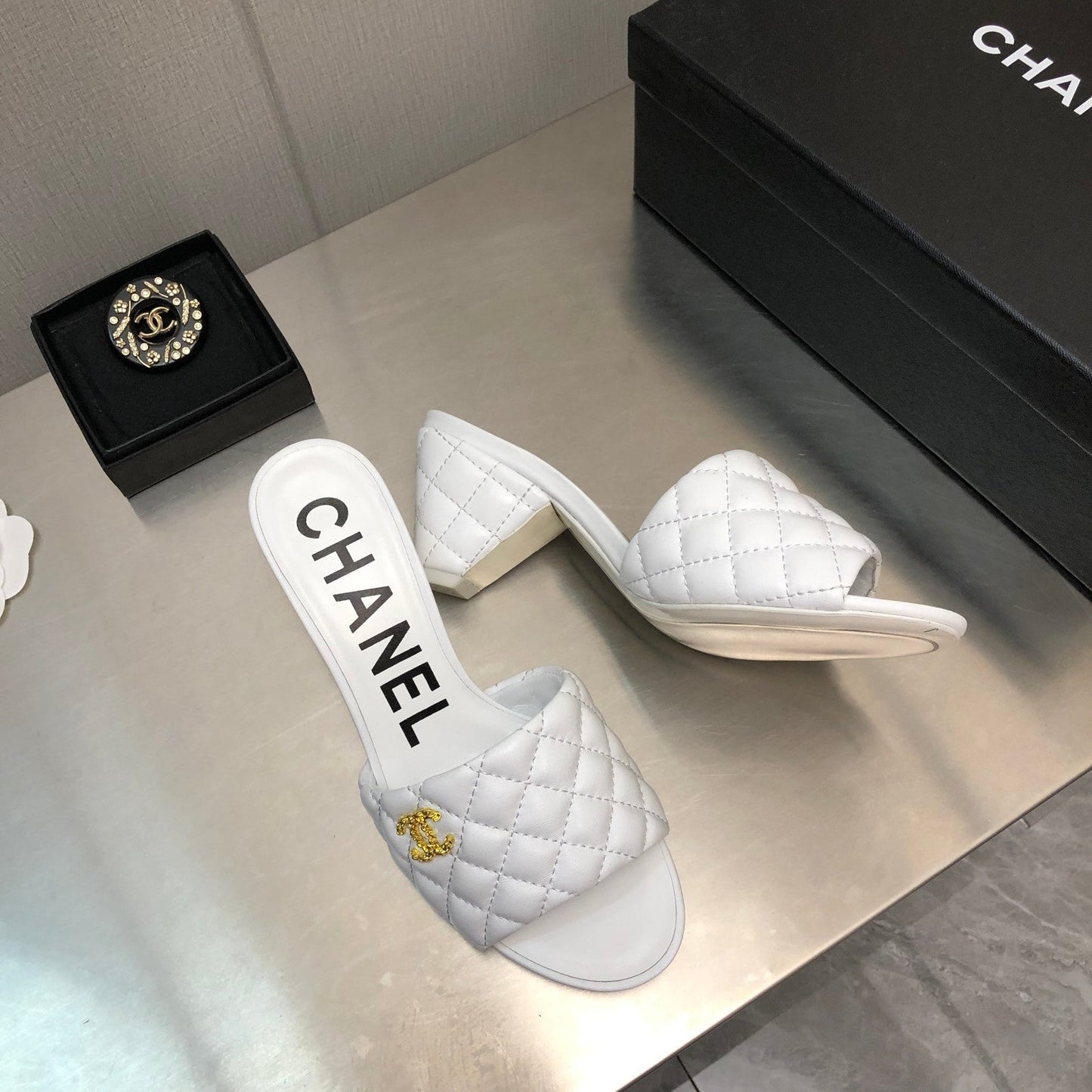 DIAMOND-QUILTED 6 CM SANDALS IN WHITE LAMBSKIN - 35